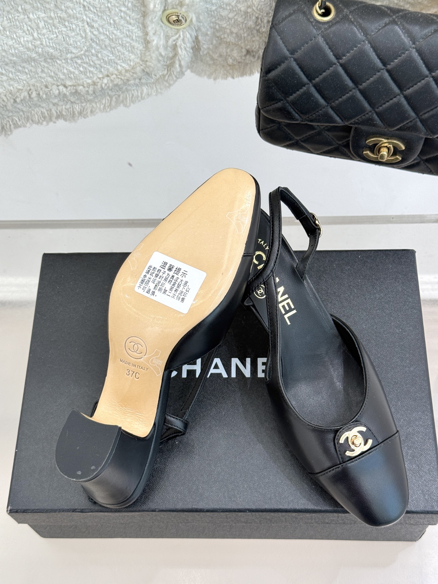 
CHANE*｜小香经典翻盖书包扣
后空粗跟凉鞋
经典永不过时 简约大气
菱格搭配翻盖式书包锁扣设计～
