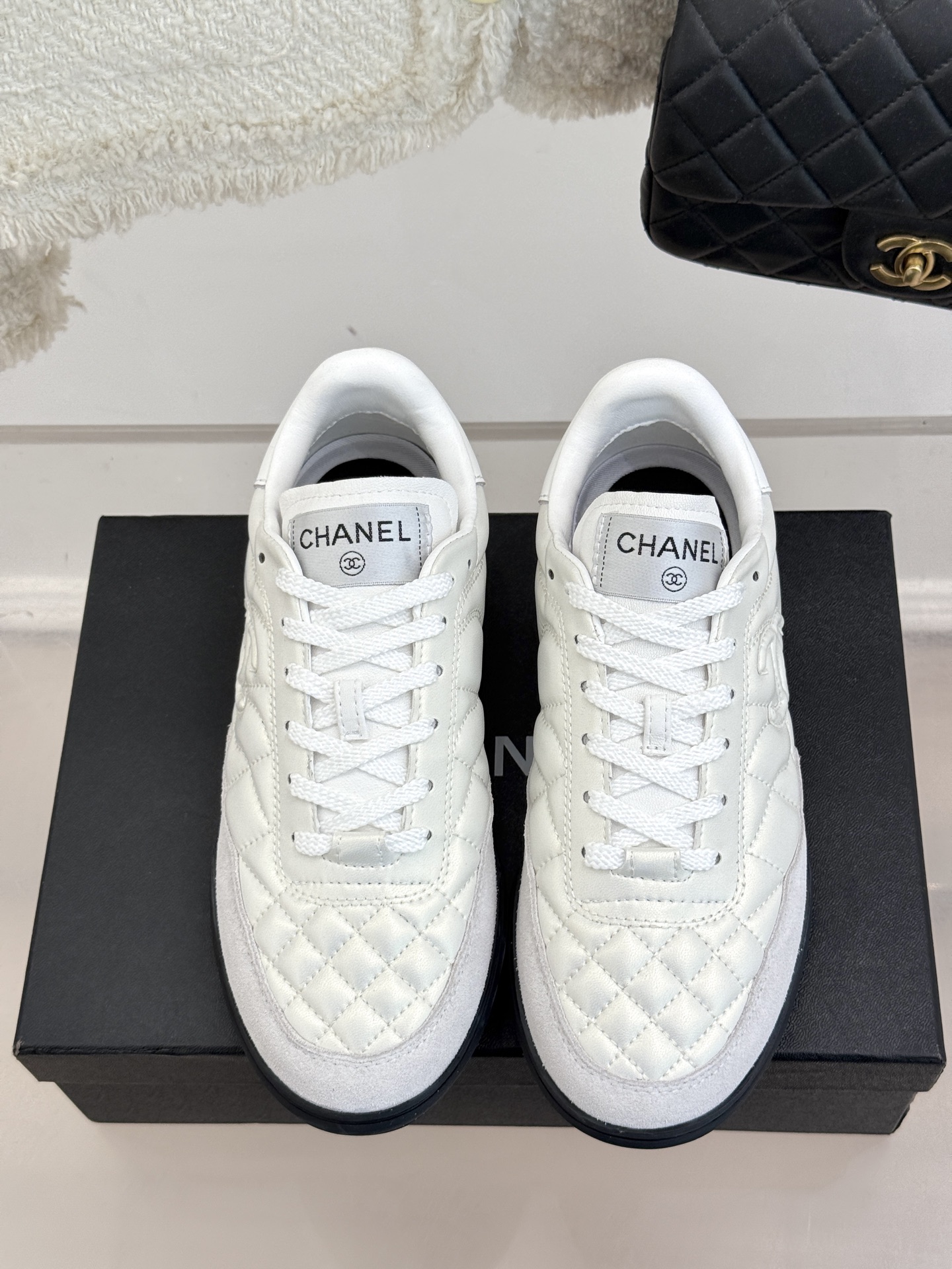 
CHANE*｜小香25。新品经典
菱格复古休闲鞋运动鞋
⚠️经典菱格羊皮与复古结合
鞋型要比其它运动鞋