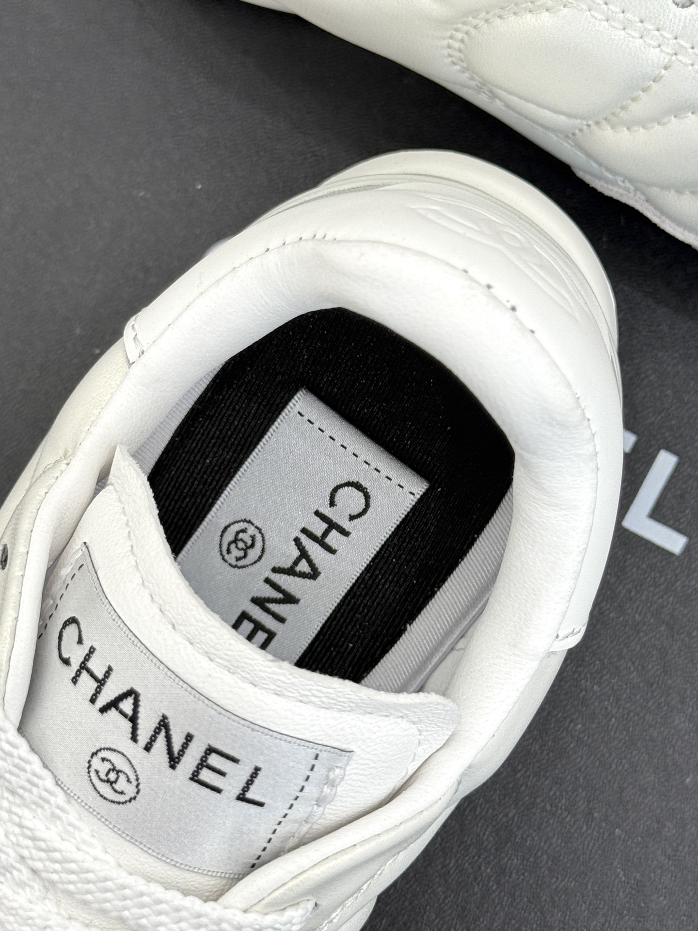
CHANE*｜小香25。新品经典
菱格复古休闲鞋运动鞋
⚠️经典菱格羊皮与复古结合
鞋型要比其它运动鞋