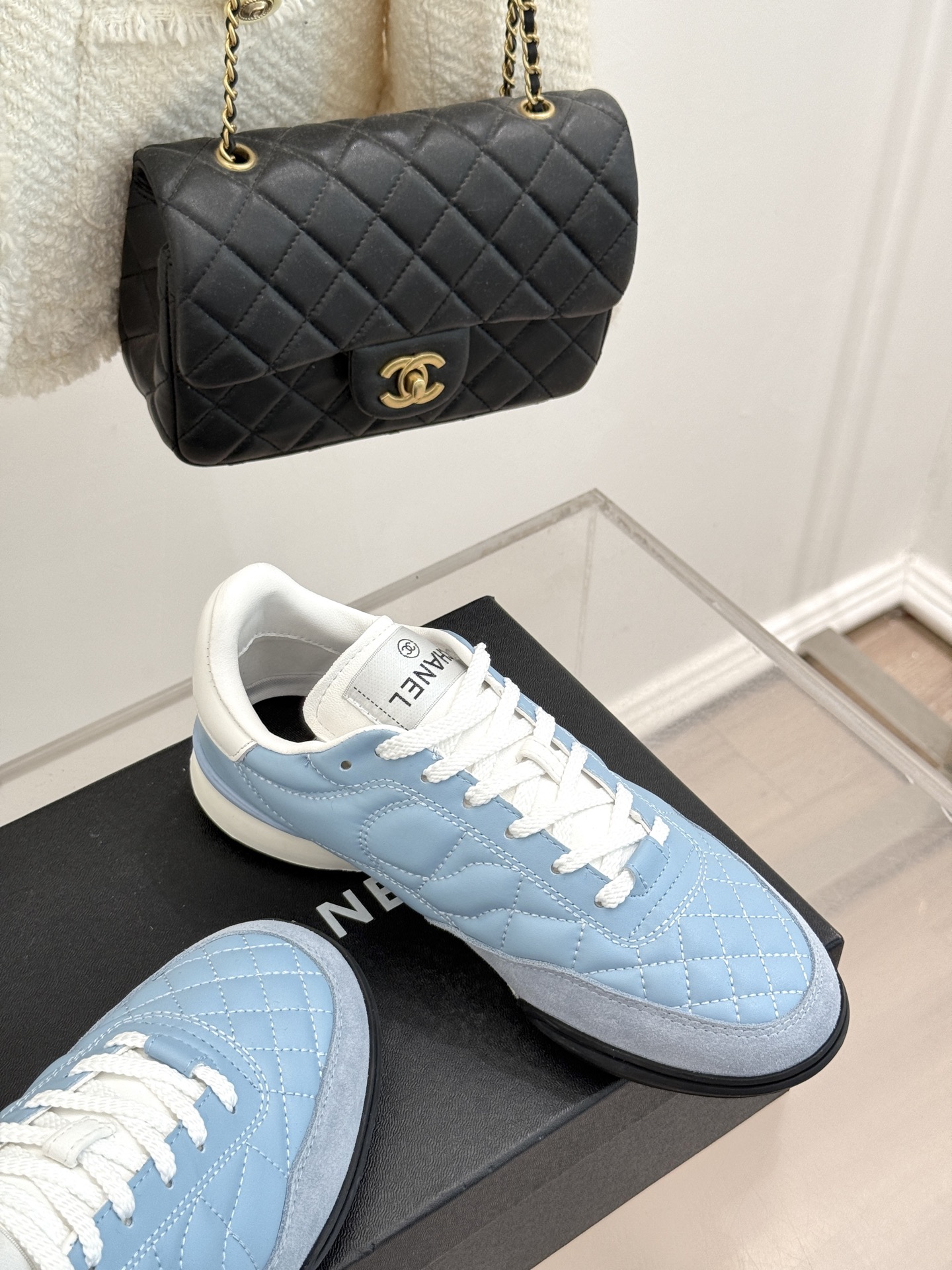 
CHANE*｜小香25。新品经典
菱格复古休闲鞋运动鞋
⚠️经典菱格羊皮与复古结合
鞋型要比其它运动鞋