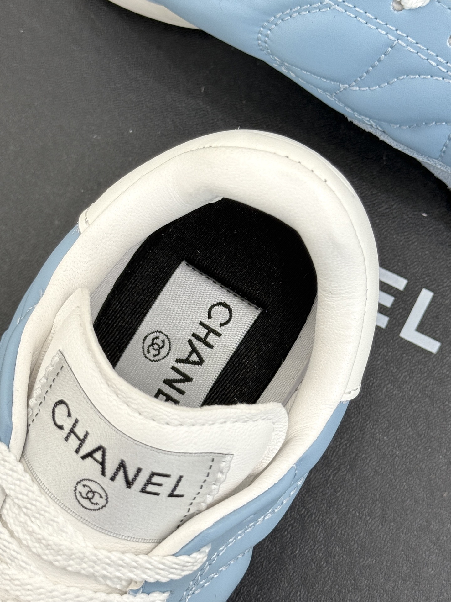 
CHANE*｜小香25。新品经典
菱格复古休闲鞋运动鞋
⚠️经典菱格羊皮与复古结合
鞋型要比其它运动鞋
