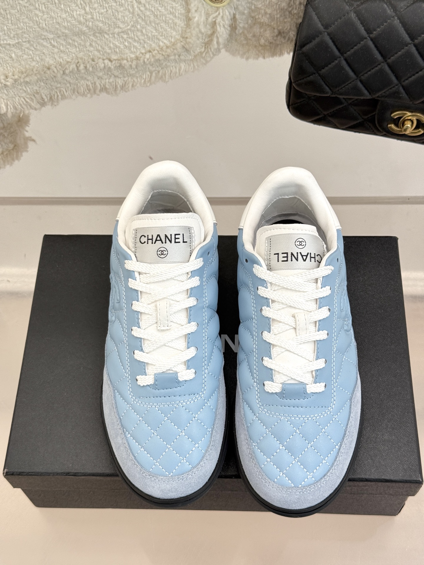 
CHANE*｜小香25。新品经典
菱格复古休闲鞋运动鞋
⚠️经典菱格羊皮与复古结合
鞋型要比其它运动鞋