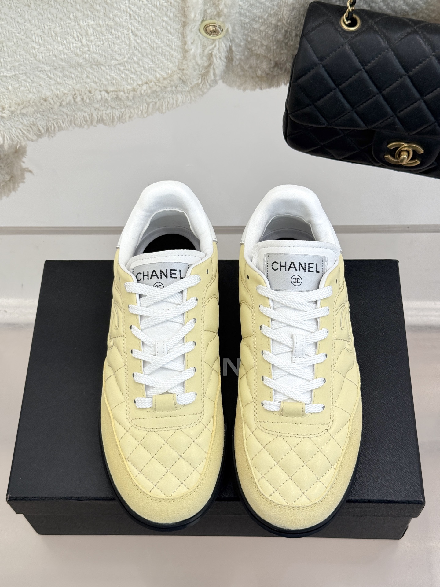 
CHANE*｜小香25。新品经典
菱格复古休闲鞋运动鞋
⚠️经典菱格羊皮与复古结合
鞋型要比其它运动鞋