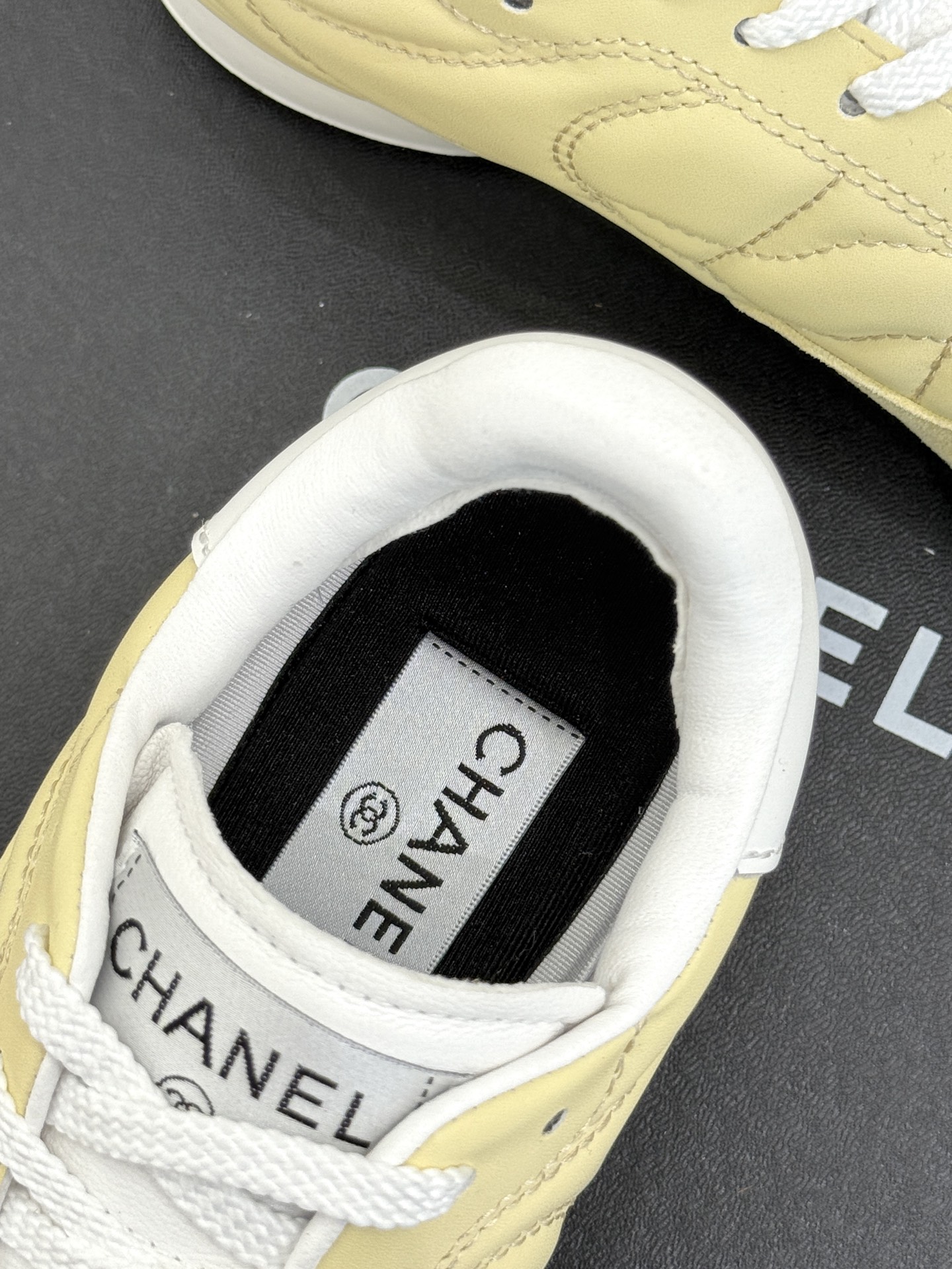 
CHANE*｜小香25。新品经典
菱格复古休闲鞋运动鞋
⚠️经典菱格羊皮与复古结合
鞋型要比其它运动鞋