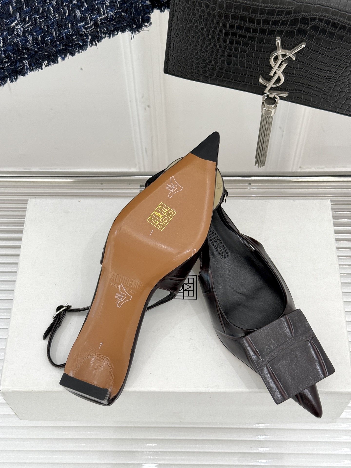 
小众品牌 JACQUES24春夏
新品后空猫跟凉鞋
面料采用原版定制材质
内里踮脚均为羊皮
意大利进口