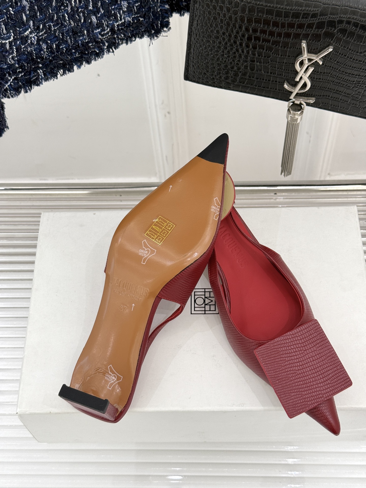 
小众品牌 JACQUES24春夏
新品后空猫跟凉鞋
面料采用原版定制材质
内里踮脚均为羊皮
意大利进口