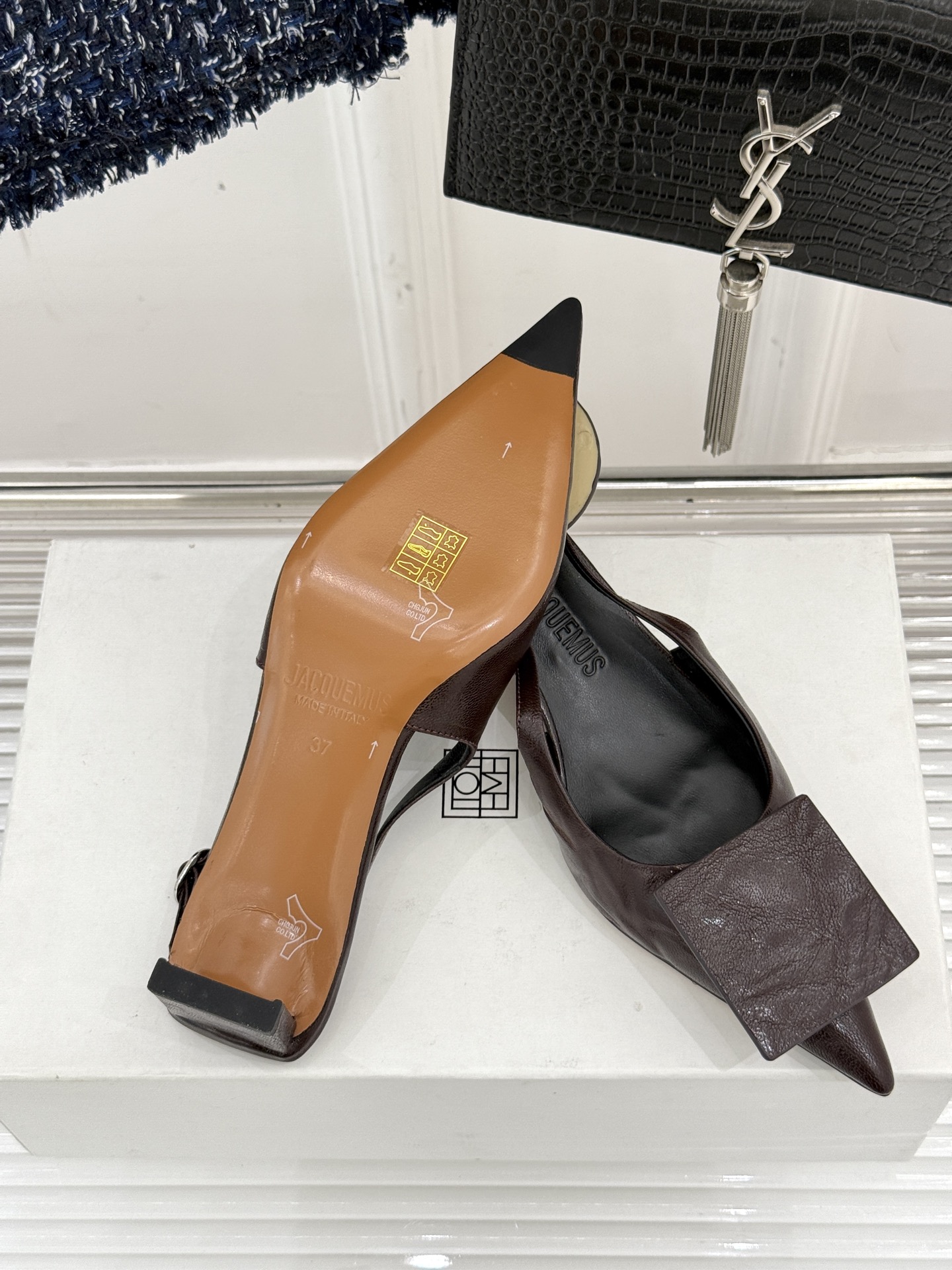 
小众品牌 JACQUES24春夏
新品后空猫跟凉鞋
面料采用原版定制材质
内里踮脚均为羊皮
意大利进口