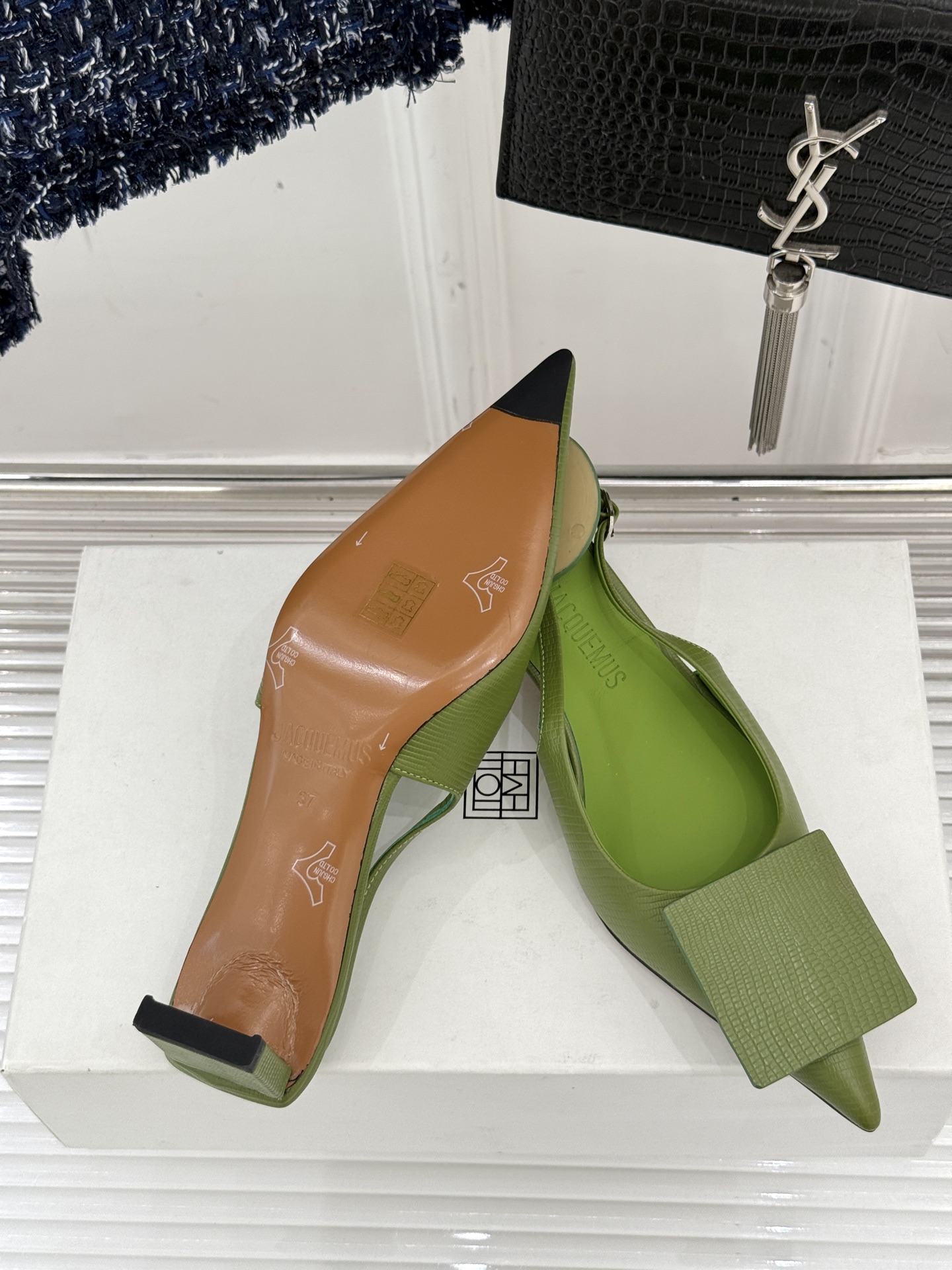 
小众品牌 JACQUES24春夏
新品后空猫跟凉鞋
面料采用原版定制材质
内里踮脚均为羊皮
意大利进口