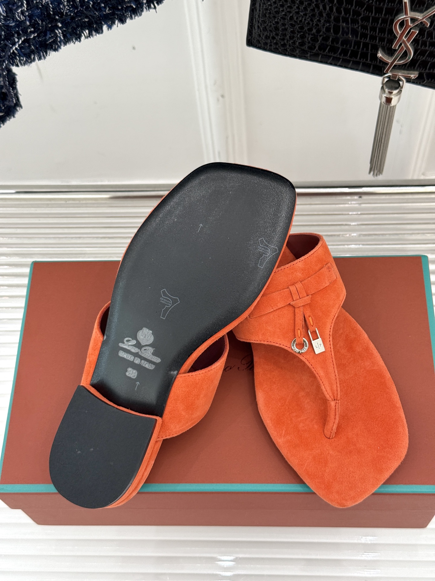 
Loro Piana/ LP  经典复古绝美
吊坠夹脚人字拖鞋
简约即时髦 松弛的高级感
感受夏日感高
