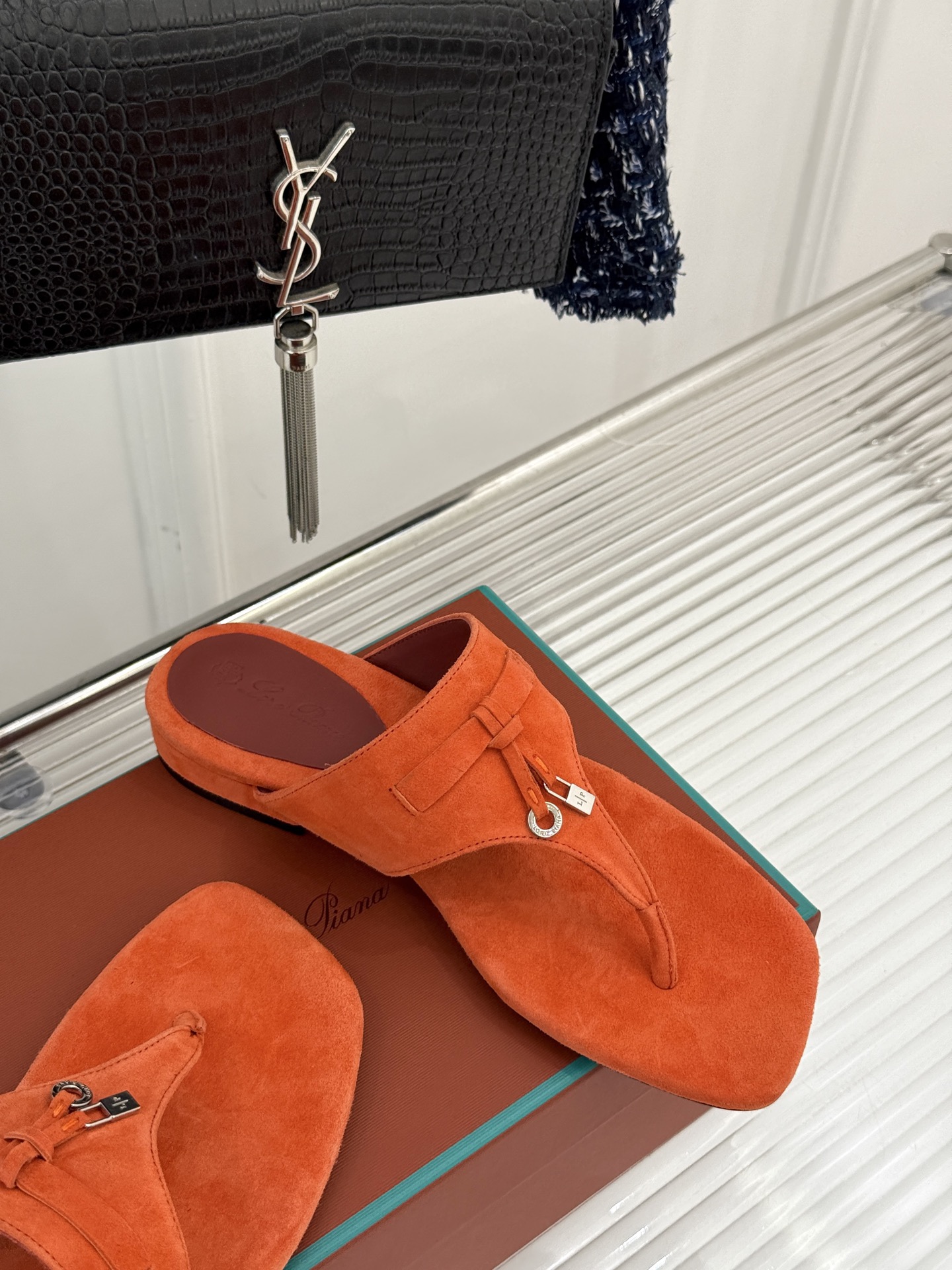 
Loro Piana/ LP  经典复古绝美
吊坠夹脚人字拖鞋
简约即时髦 松弛的高级感
感受夏日感高