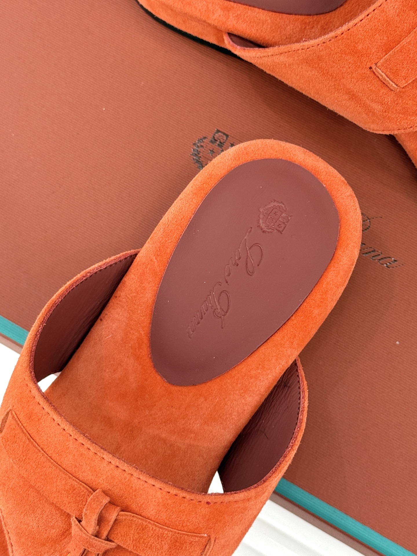 
Loro Piana/ LP  经典复古绝美
吊坠夹脚人字拖鞋
简约即时髦 松弛的高级感
感受夏日感高