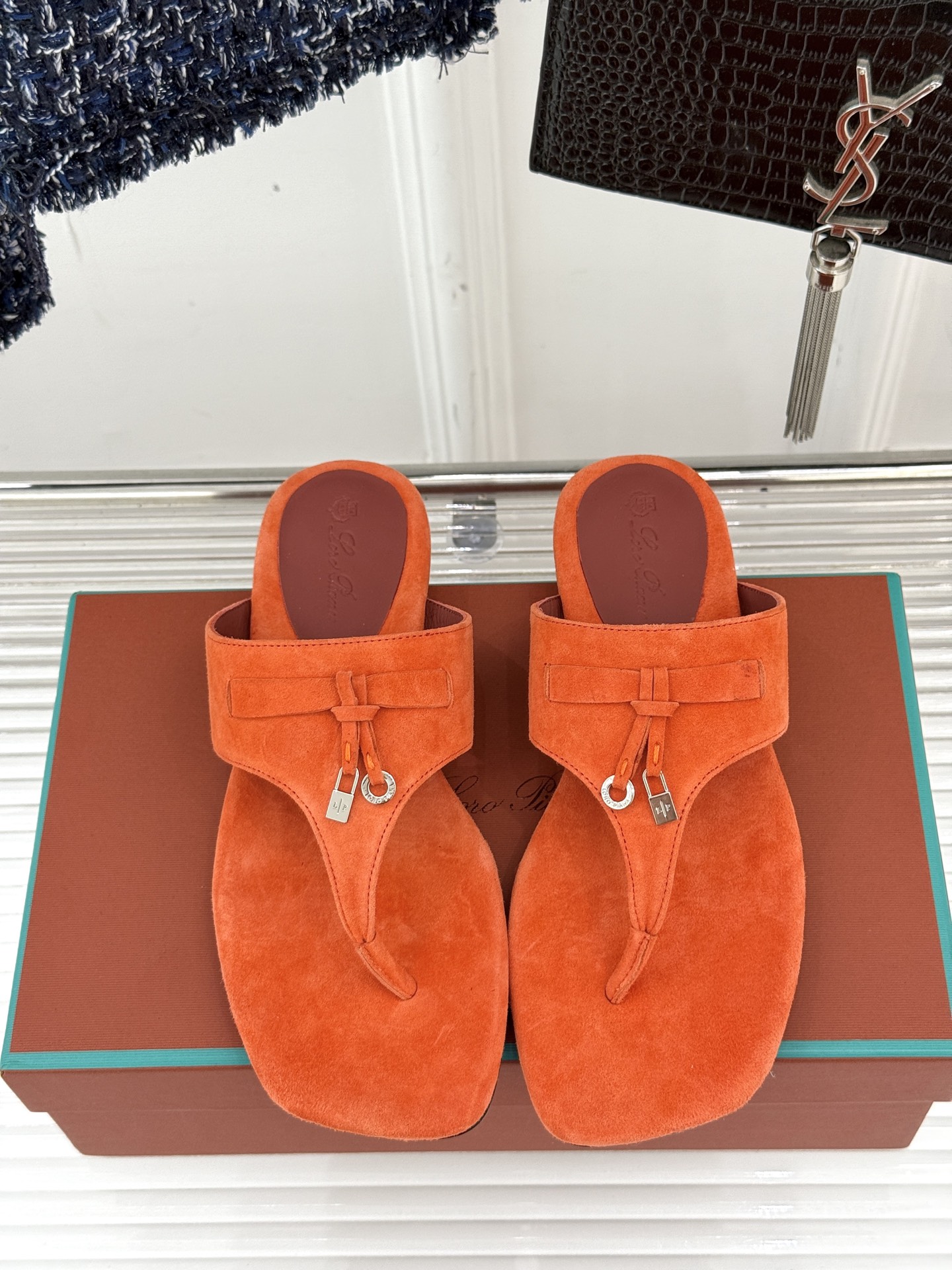 
Loro Piana/ LP  经典复古绝美
吊坠夹脚人字拖鞋
简约即时髦 松弛的高级感
感受夏日感高