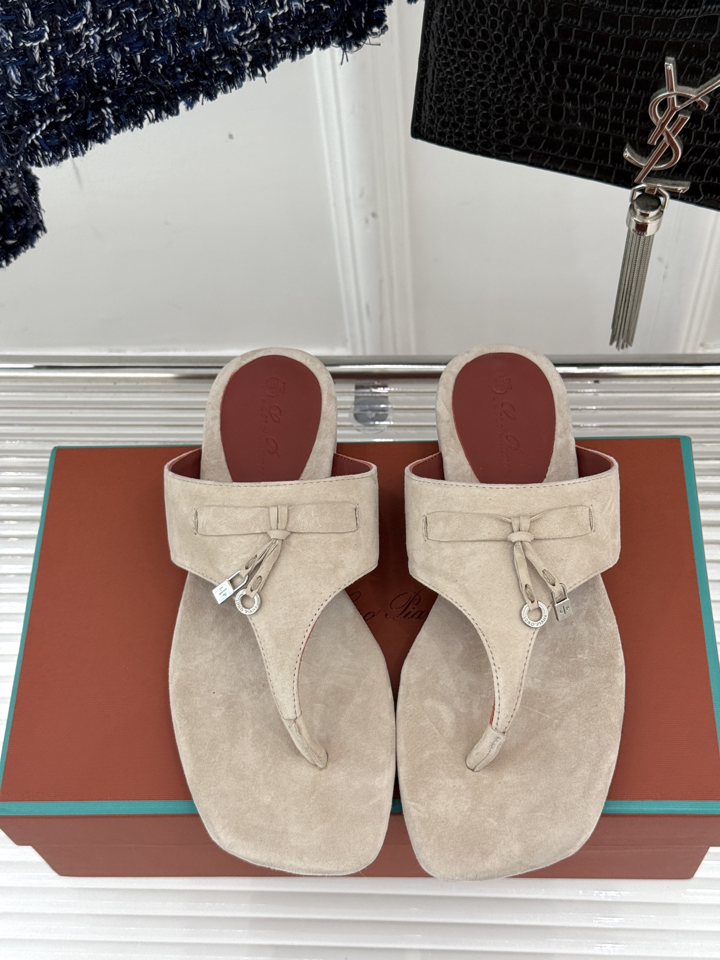 
Loro Piana/ LP  经典复古绝美
吊坠夹脚人字拖鞋
简约即时髦 松弛的高级感
感受夏日感高