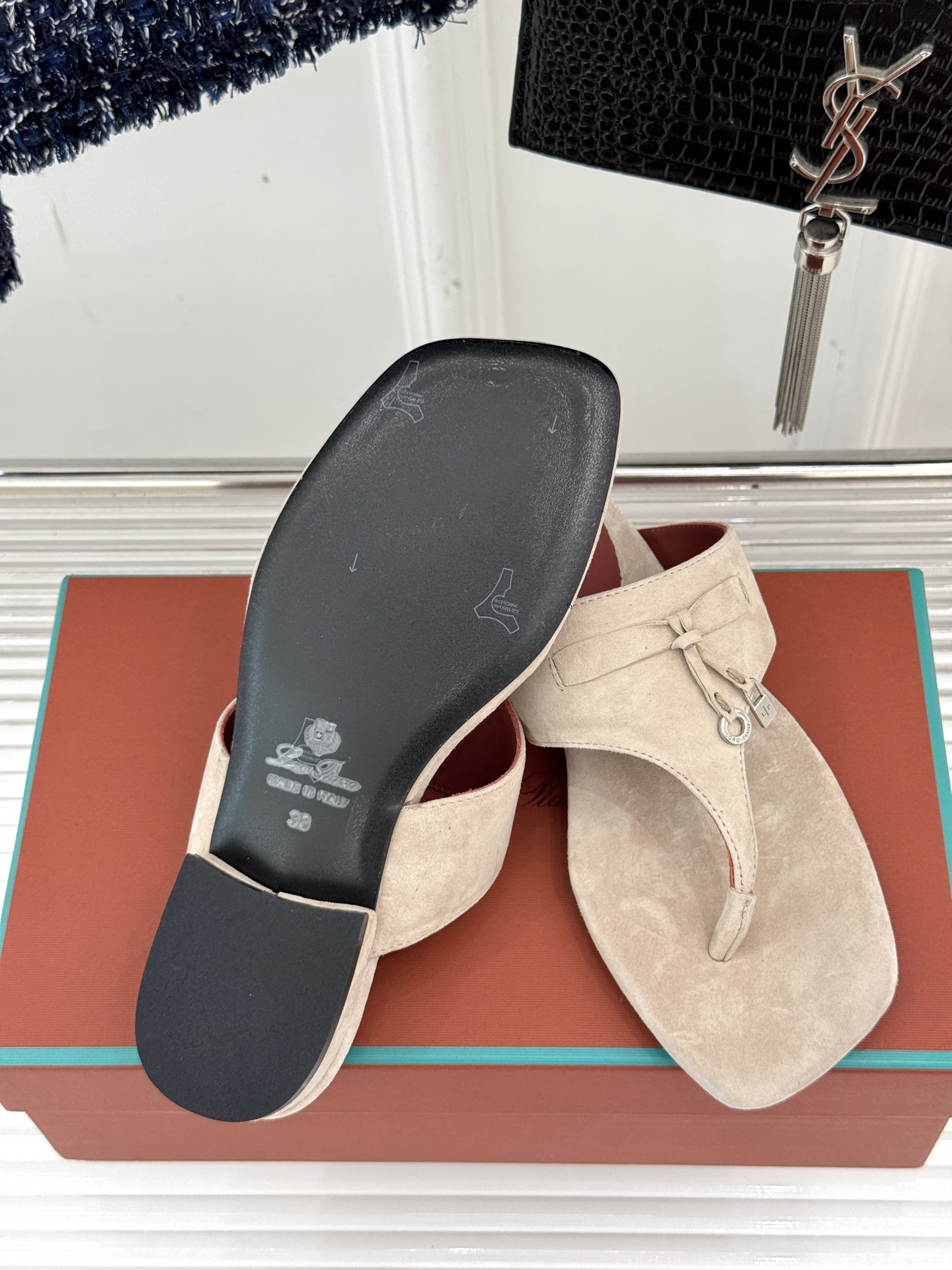 
Loro Piana/ LP  经典复古绝美
吊坠夹脚人字拖鞋
简约即时髦 松弛的高级感
感受夏日感高