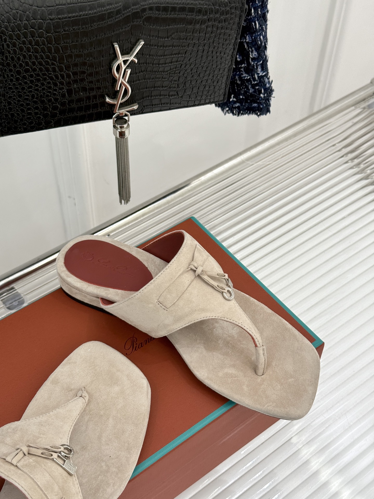 
Loro Piana/ LP  经典复古绝美
吊坠夹脚人字拖鞋
简约即时髦 松弛的高级感
感受夏日感高