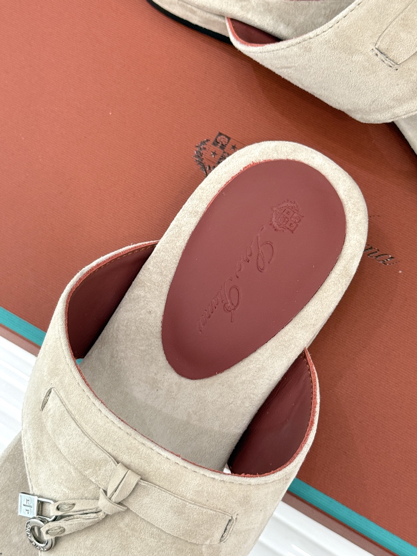 
Loro Piana/ LP  经典复古绝美
吊坠夹脚人字拖鞋
简约即时髦 松弛的高级感
感受夏日感高