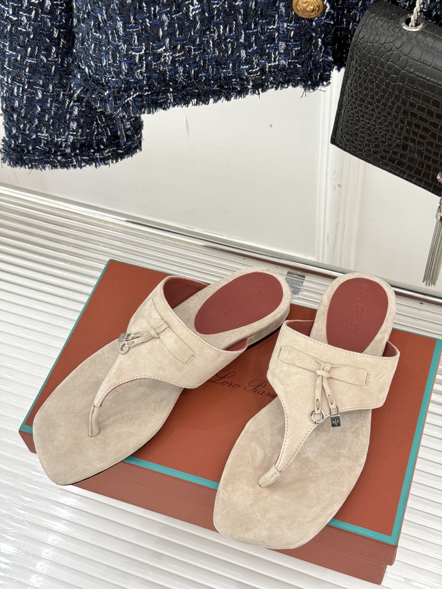 
Loro Piana/ LP  经典复古绝美
吊坠夹脚人字拖鞋
简约即时髦 松弛的高级感
感受夏日感高