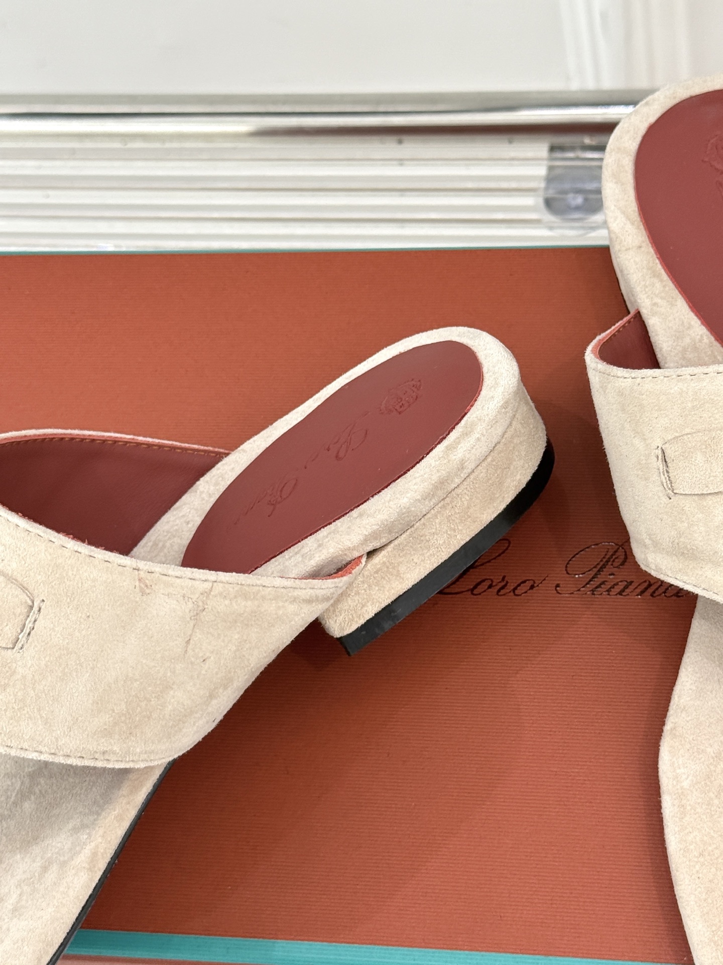 
Loro Piana/ LP  经典复古绝美
吊坠夹脚人字拖鞋
简约即时髦 松弛的高级感
感受夏日感高