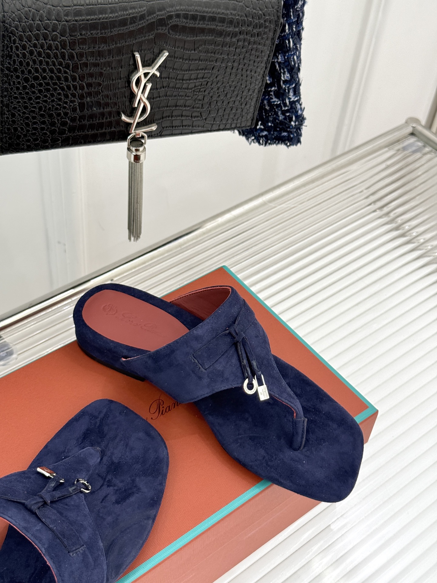 
Loro Piana/ LP  经典复古绝美
吊坠夹脚人字拖鞋
简约即时髦 松弛的高级感
感受夏日感高