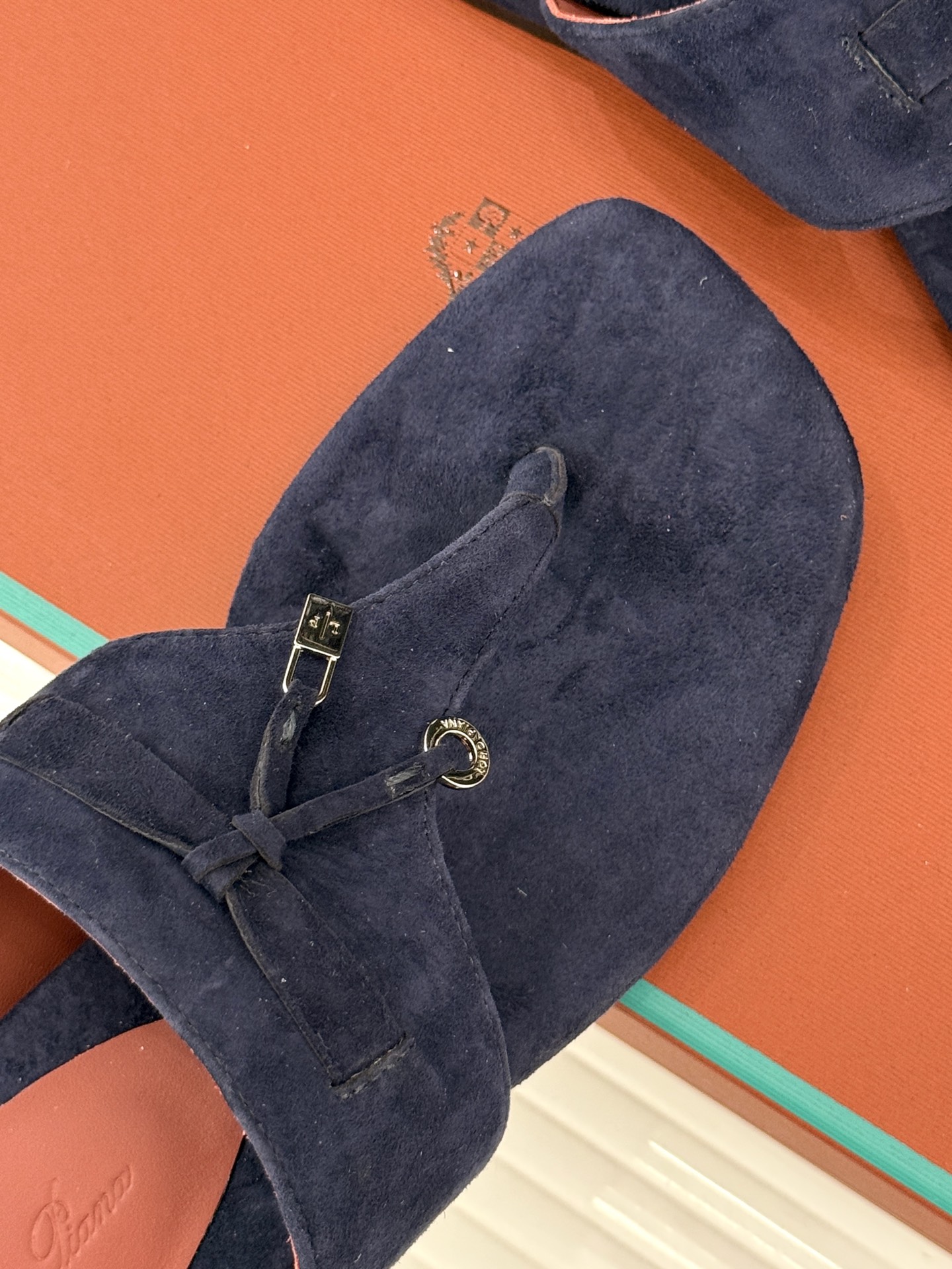 
Loro Piana/ LP  经典复古绝美
吊坠夹脚人字拖鞋
简约即时髦 松弛的高级感
感受夏日感高