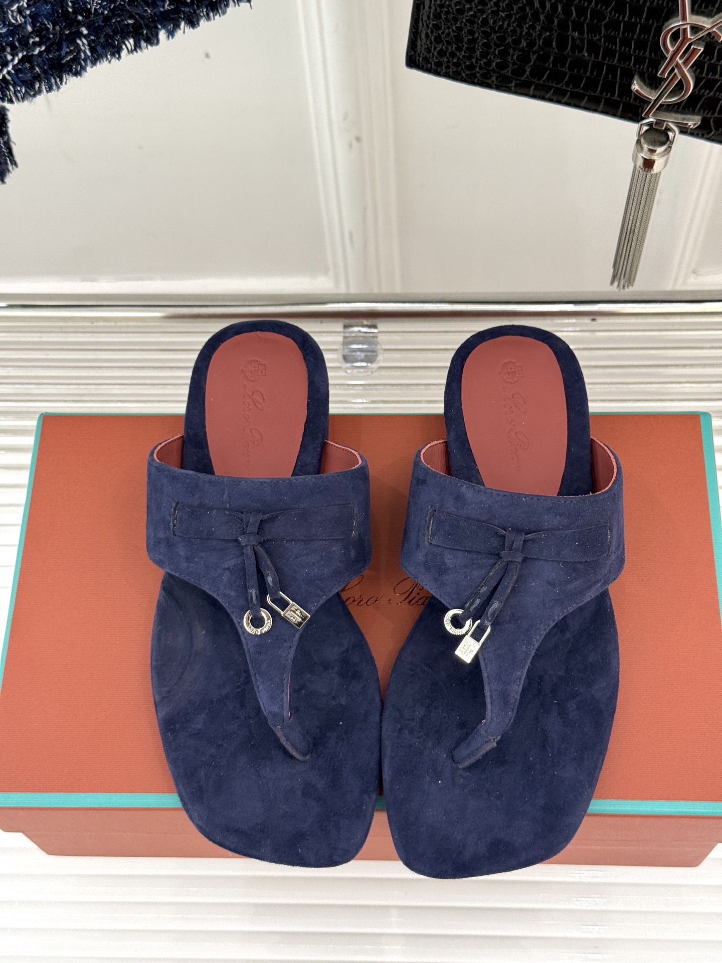 
Loro Piana/ LP  经典复古绝美
吊坠夹脚人字拖鞋
简约即时髦 松弛的高级感
感受夏日感高