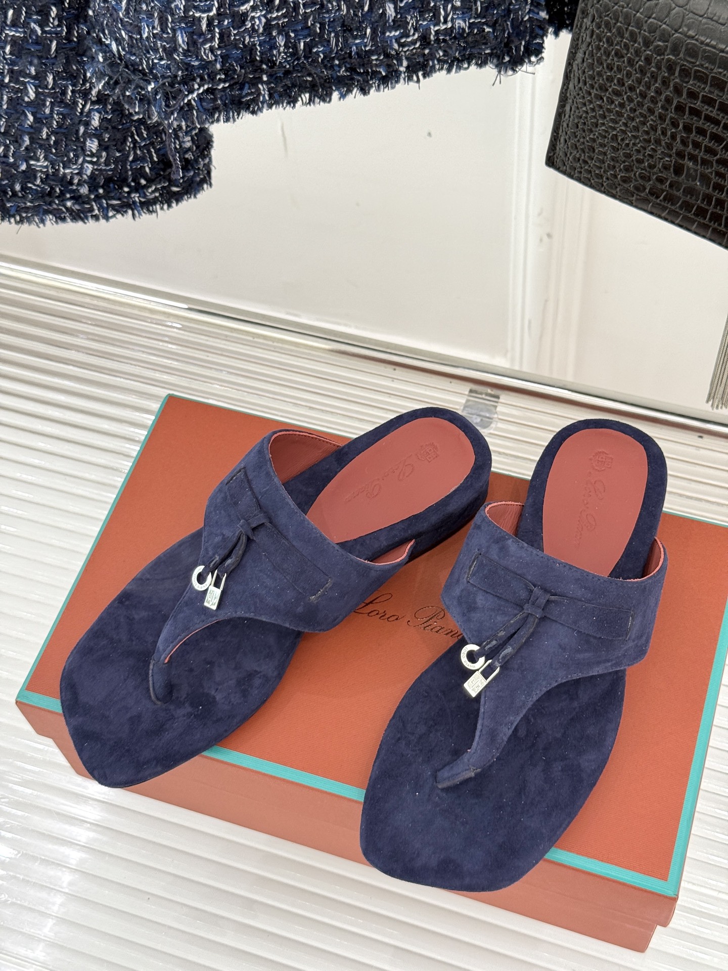 
Loro Piana/ LP  经典复古绝美
吊坠夹脚人字拖鞋
简约即时髦 松弛的高级感
感受夏日感高