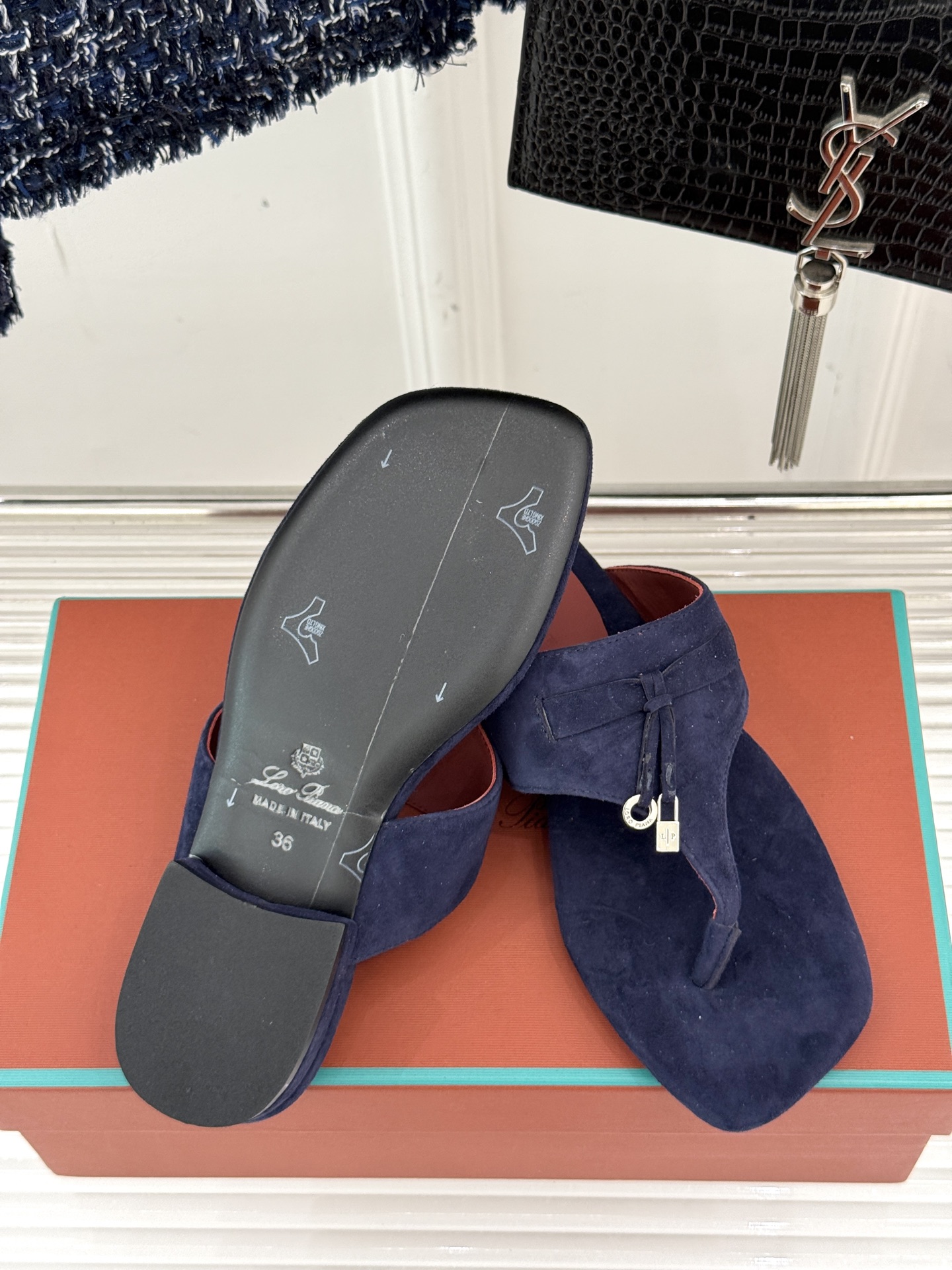 
Loro Piana/ LP  经典复古绝美
吊坠夹脚人字拖鞋
简约即时髦 松弛的高级感
感受夏日感高