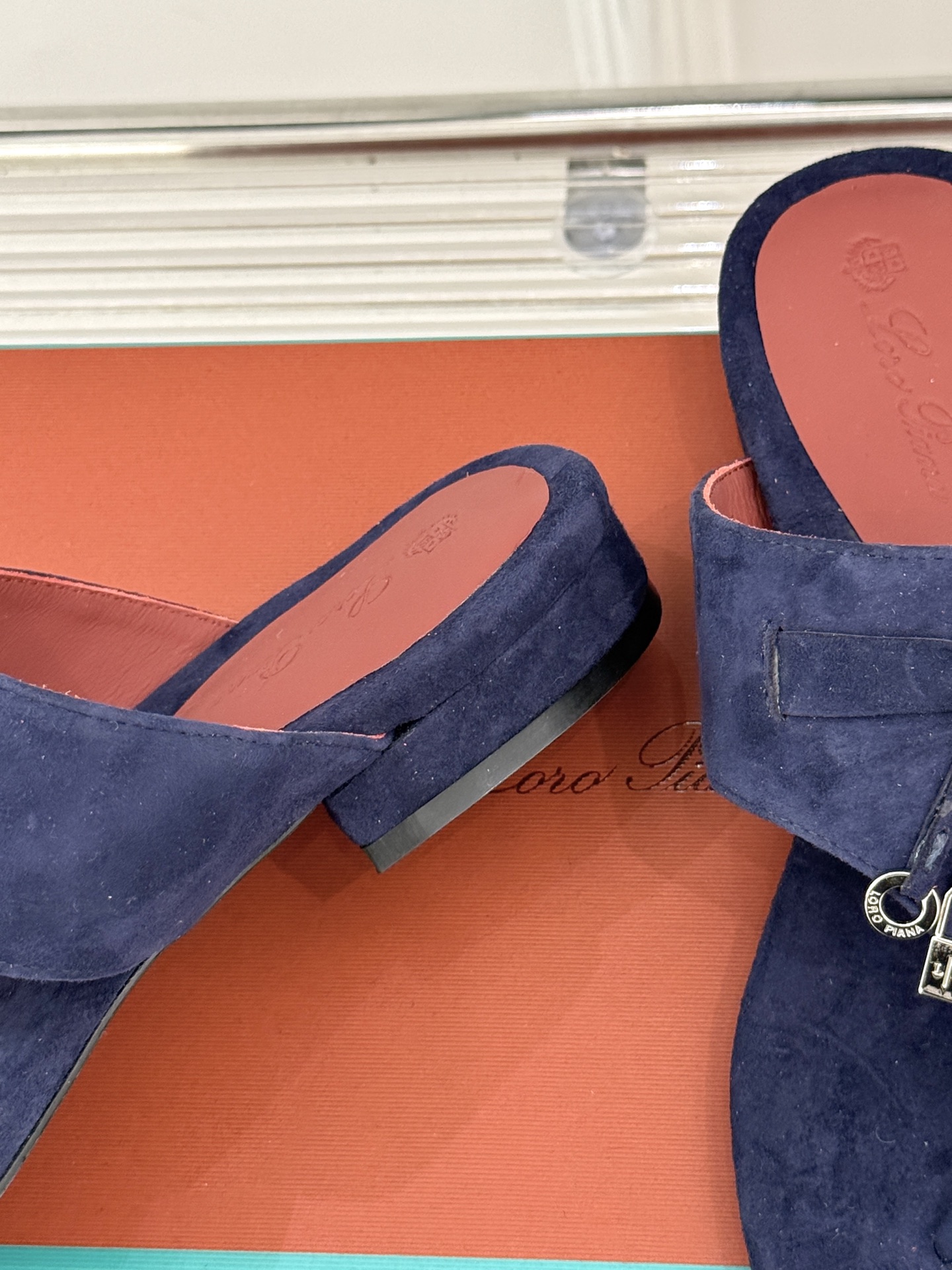 
Loro Piana/ LP  经典复古绝美
吊坠夹脚人字拖鞋
简约即时髦 松弛的高级感
感受夏日感高