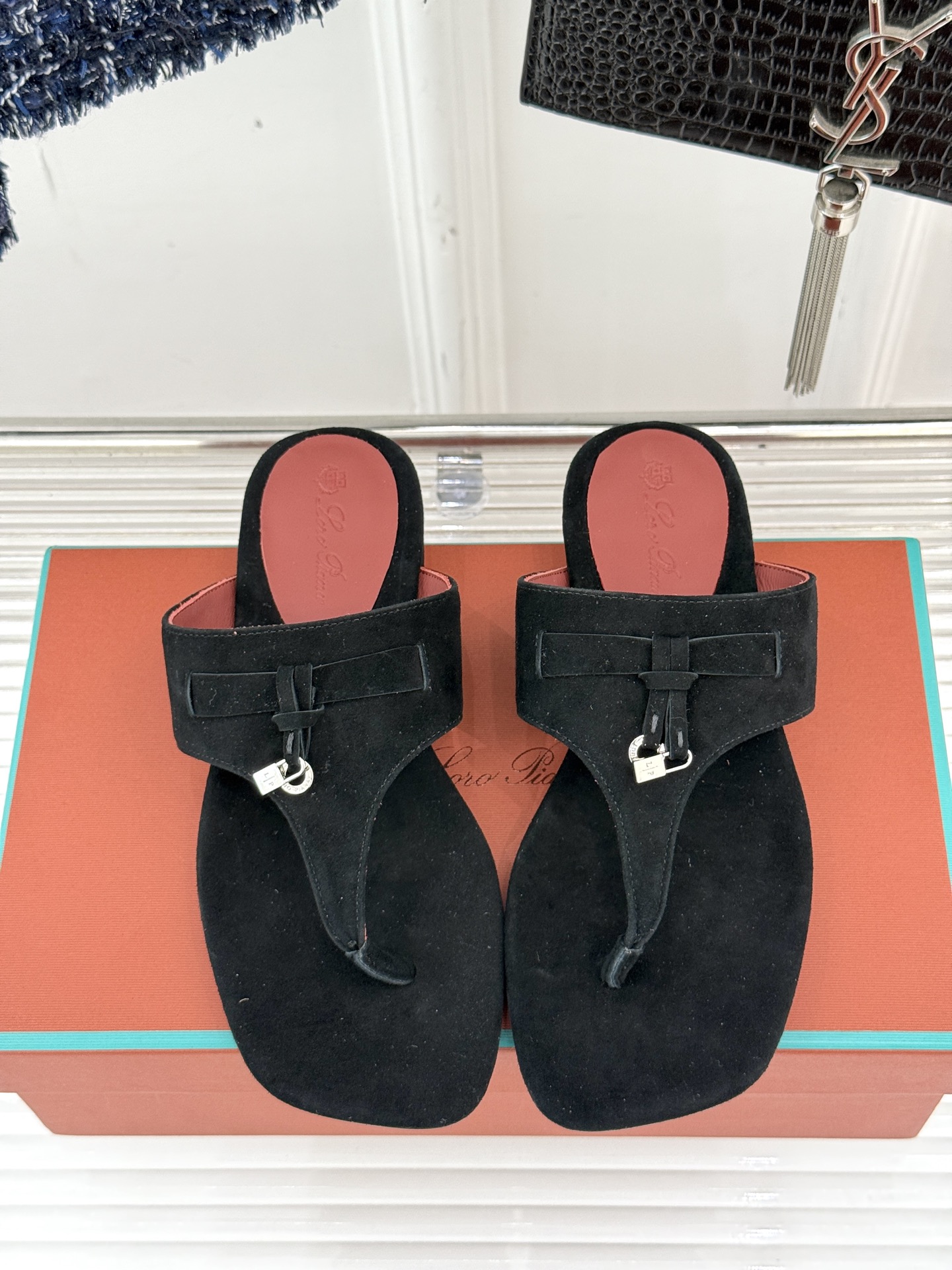 
Loro Piana/ LP  经典复古绝美
吊坠夹脚人字拖鞋
简约即时髦 松弛的高级感
感受夏日感高