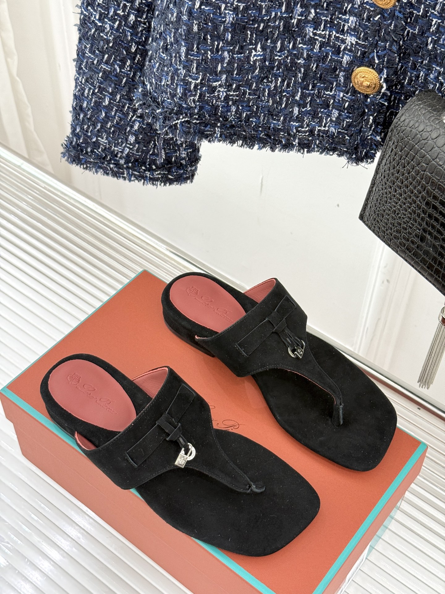 
Loro Piana/ LP  经典复古绝美
吊坠夹脚人字拖鞋
简约即时髦 松弛的高级感
感受夏日感高