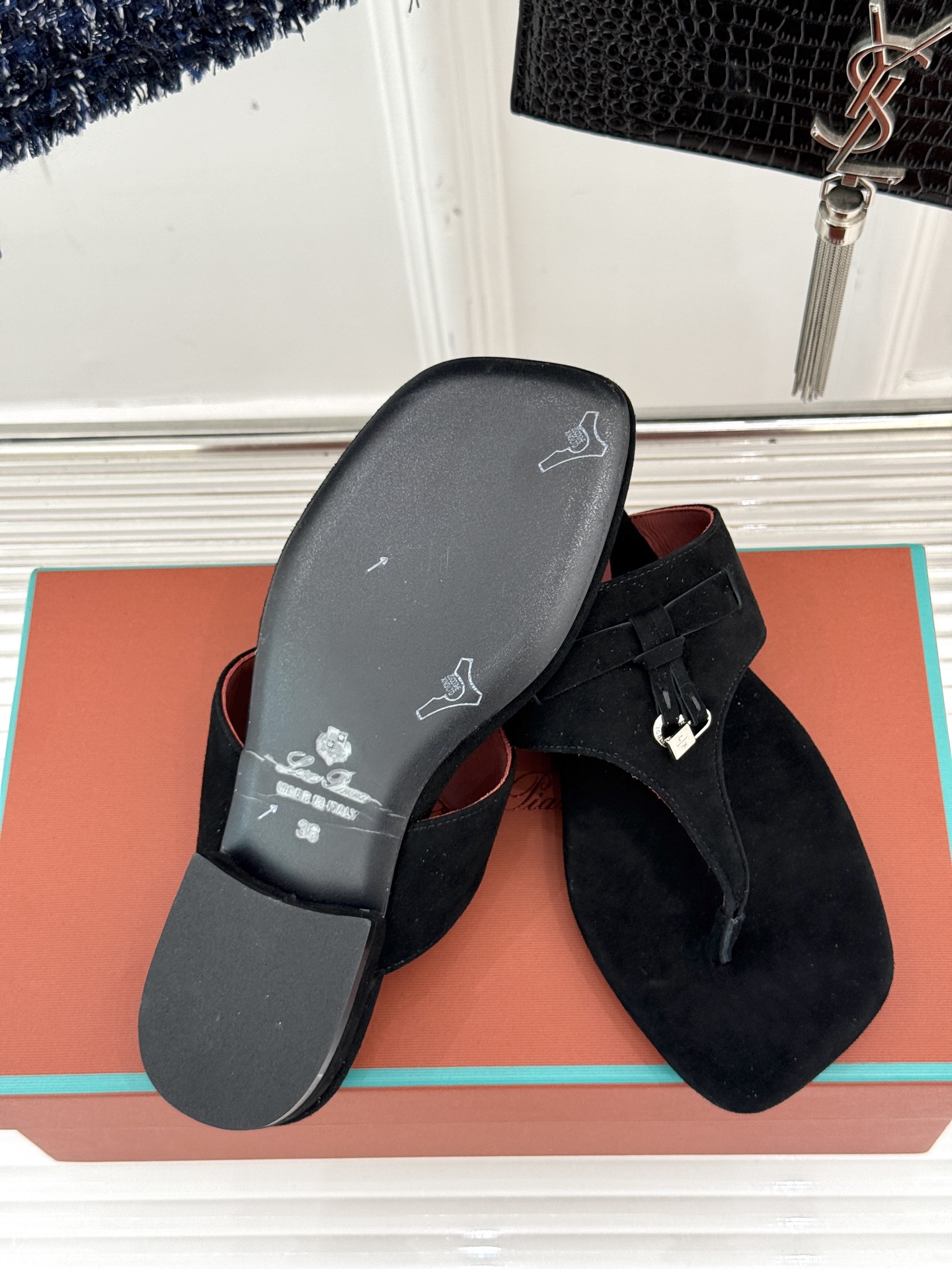 
Loro Piana/ LP  经典复古绝美
吊坠夹脚人字拖鞋
简约即时髦 松弛的高级感
感受夏日感高