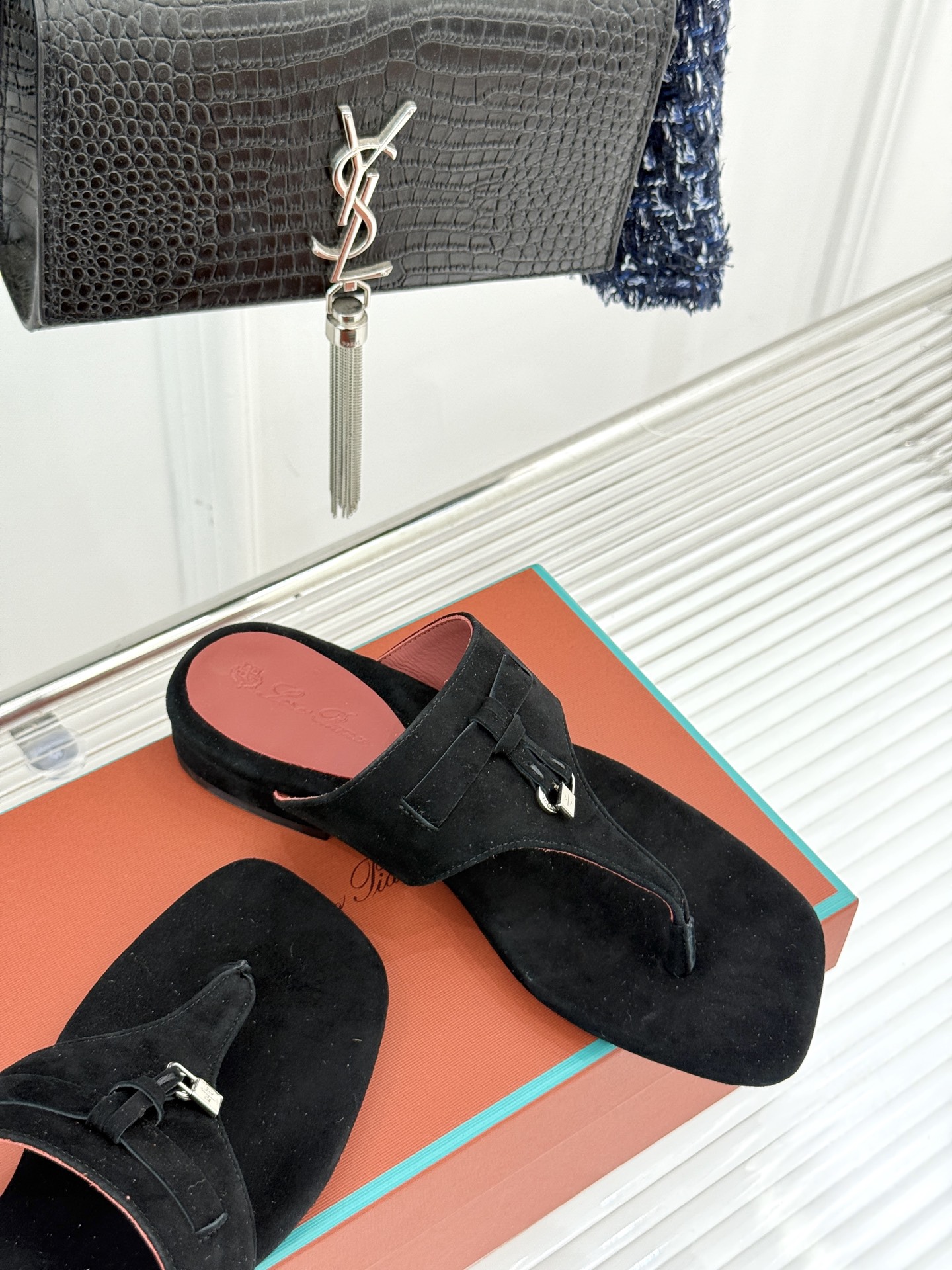 
Loro Piana/ LP  经典复古绝美
吊坠夹脚人字拖鞋
简约即时髦 松弛的高级感
感受夏日感高