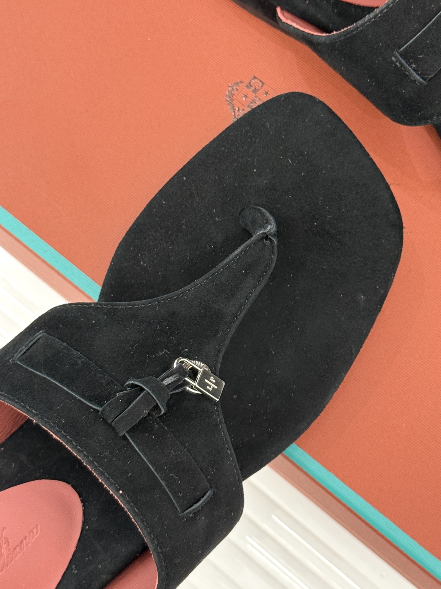 
Loro Piana/ LP  经典复古绝美
吊坠夹脚人字拖鞋
简约即时髦 松弛的高级感
感受夏日感高
