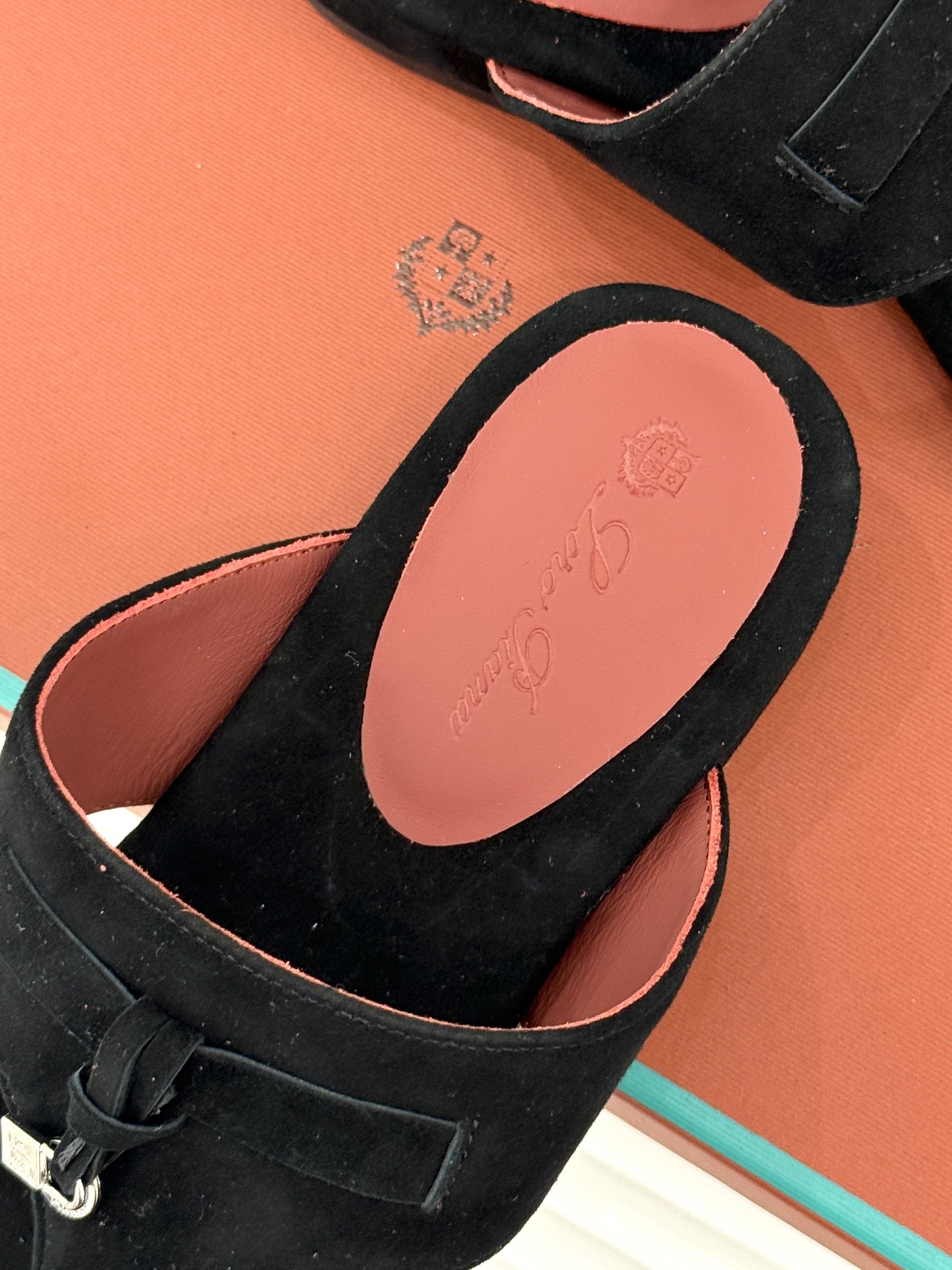 
Loro Piana/ LP  经典复古绝美
吊坠夹脚人字拖鞋
简约即时髦 松弛的高级感
感受夏日感高