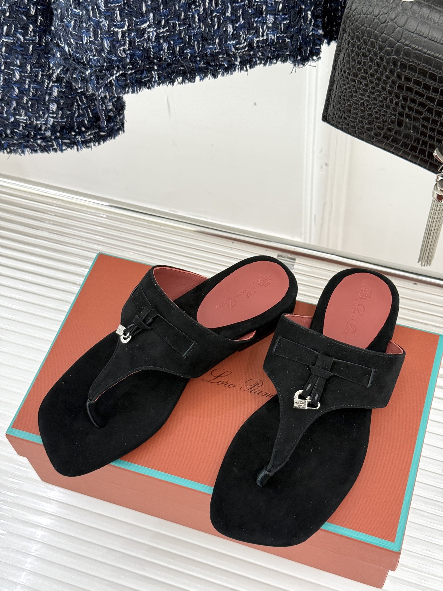 
Loro Piana/ LP  经典复古绝美
吊坠夹脚人字拖鞋
简约即时髦 松弛的高级感
感受夏日感高