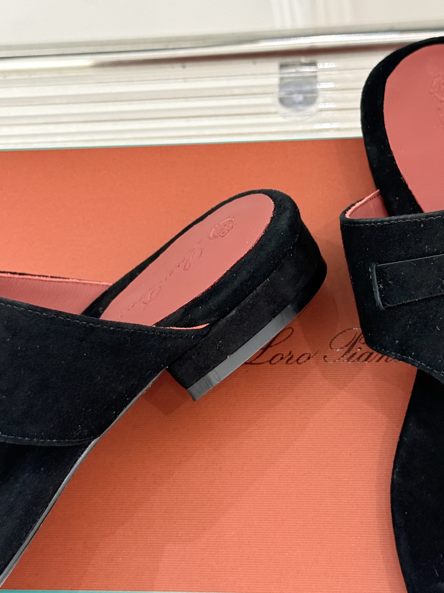 
Loro Piana/ LP  经典复古绝美
吊坠夹脚人字拖鞋
简约即时髦 松弛的高级感
感受夏日感高
