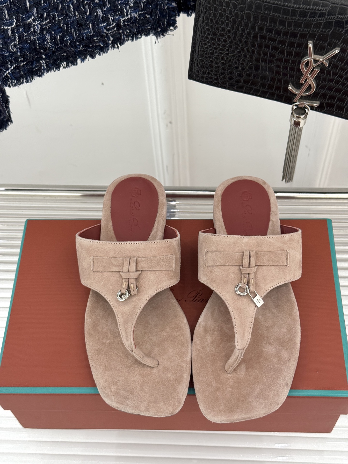 
Loro Piana/ LP  经典复古绝美
吊坠夹脚人字拖鞋
简约即时髦 松弛的高级感
感受夏日感高