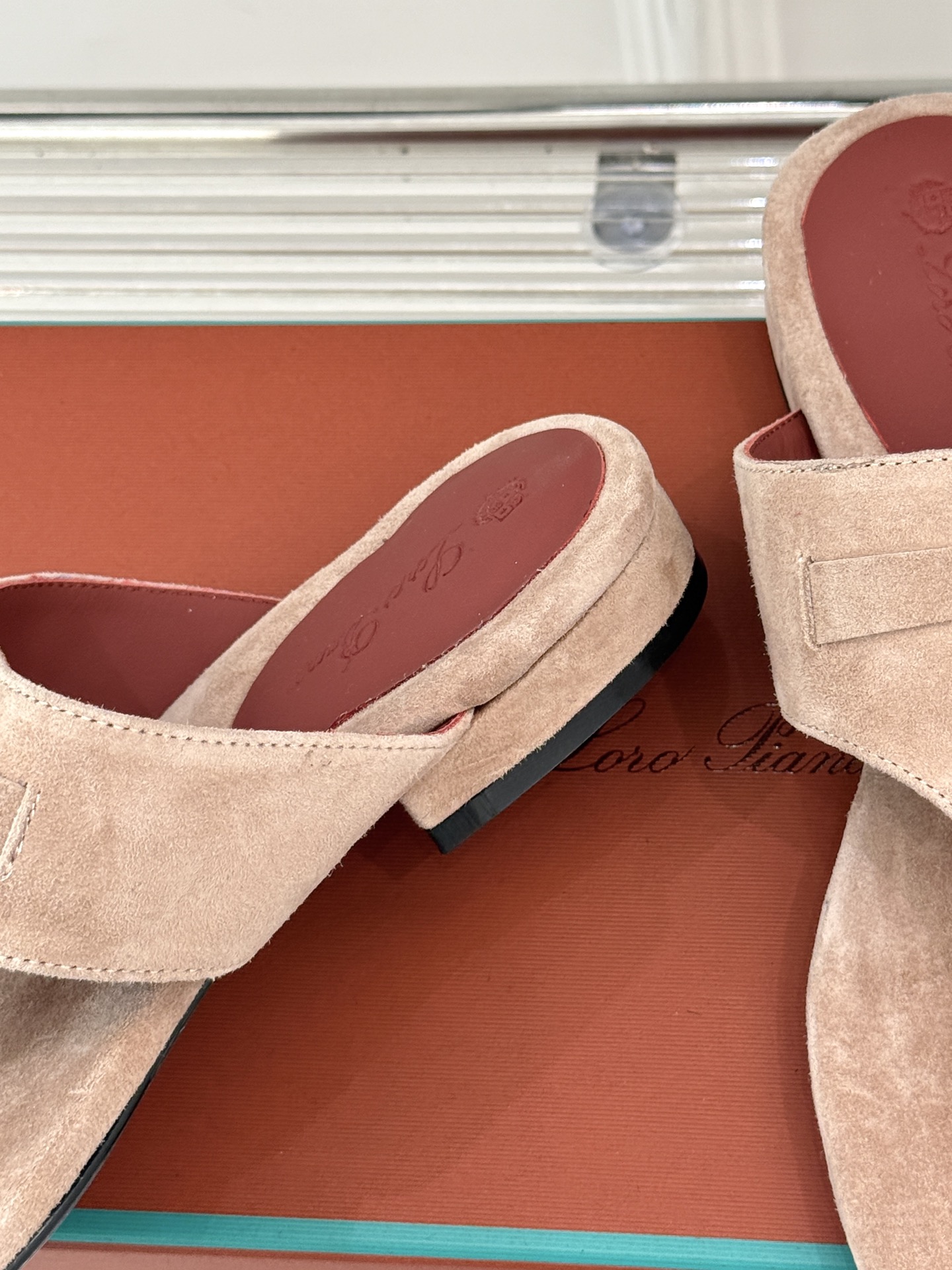
Loro Piana/ LP  经典复古绝美
吊坠夹脚人字拖鞋
简约即时髦 松弛的高级感
感受夏日感高