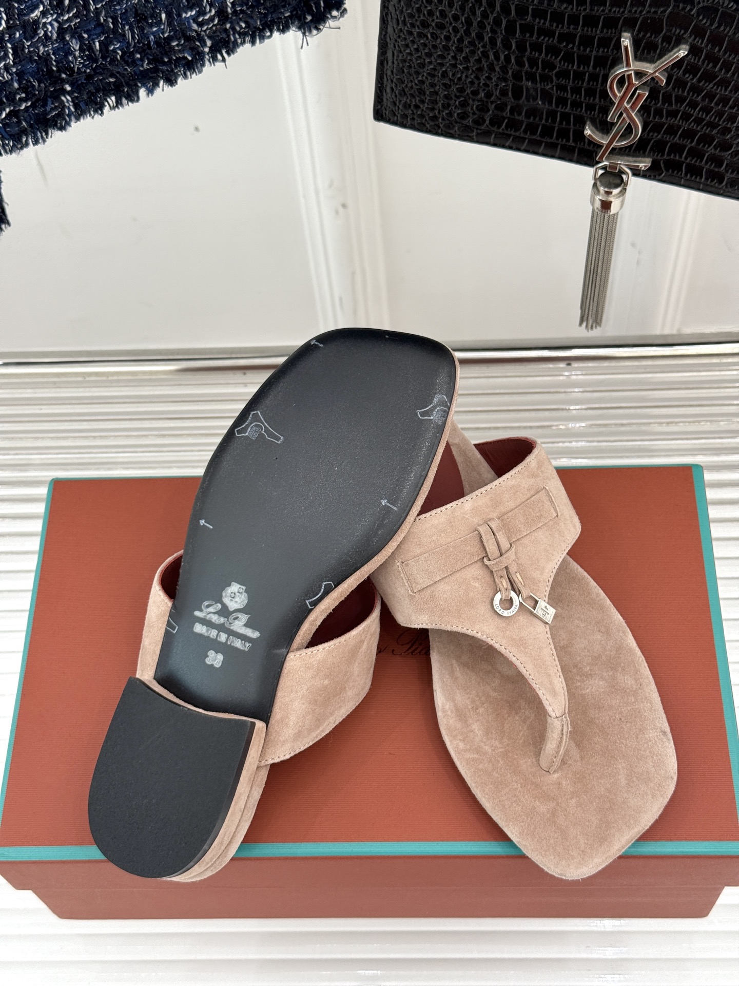 
Loro Piana/ LP  经典复古绝美
吊坠夹脚人字拖鞋
简约即时髦 松弛的高级感
感受夏日感高