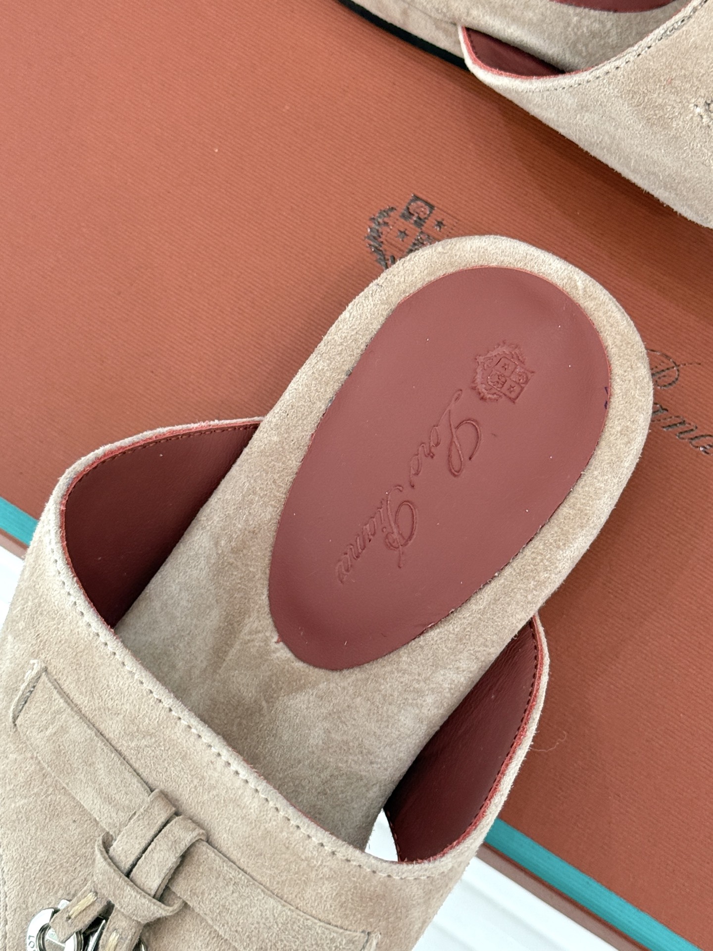 
Loro Piana/ LP  经典复古绝美
吊坠夹脚人字拖鞋
简约即时髦 松弛的高级感
感受夏日感高
