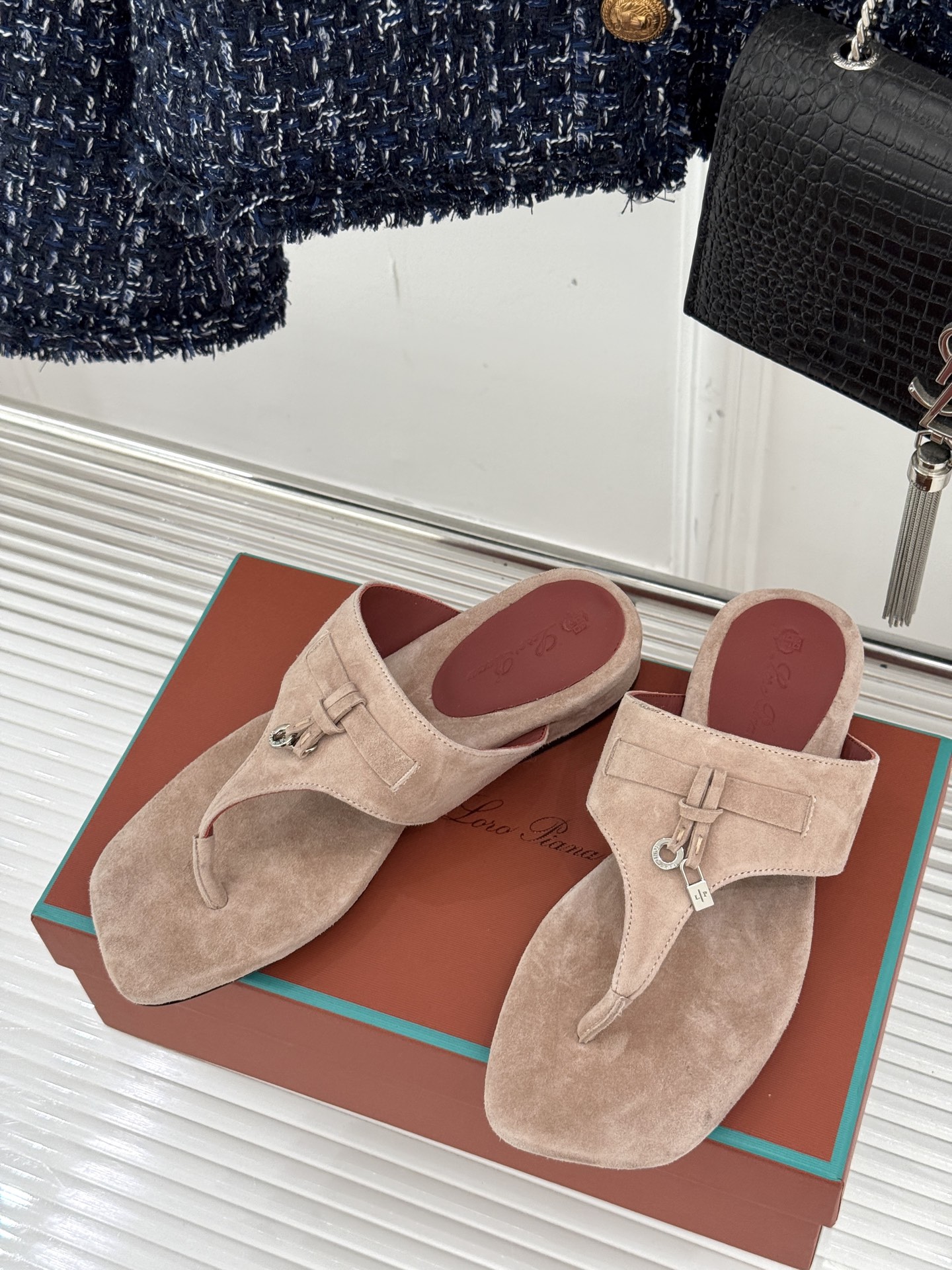 
Loro Piana/ LP  经典复古绝美
吊坠夹脚人字拖鞋
简约即时髦 松弛的高级感
感受夏日感高