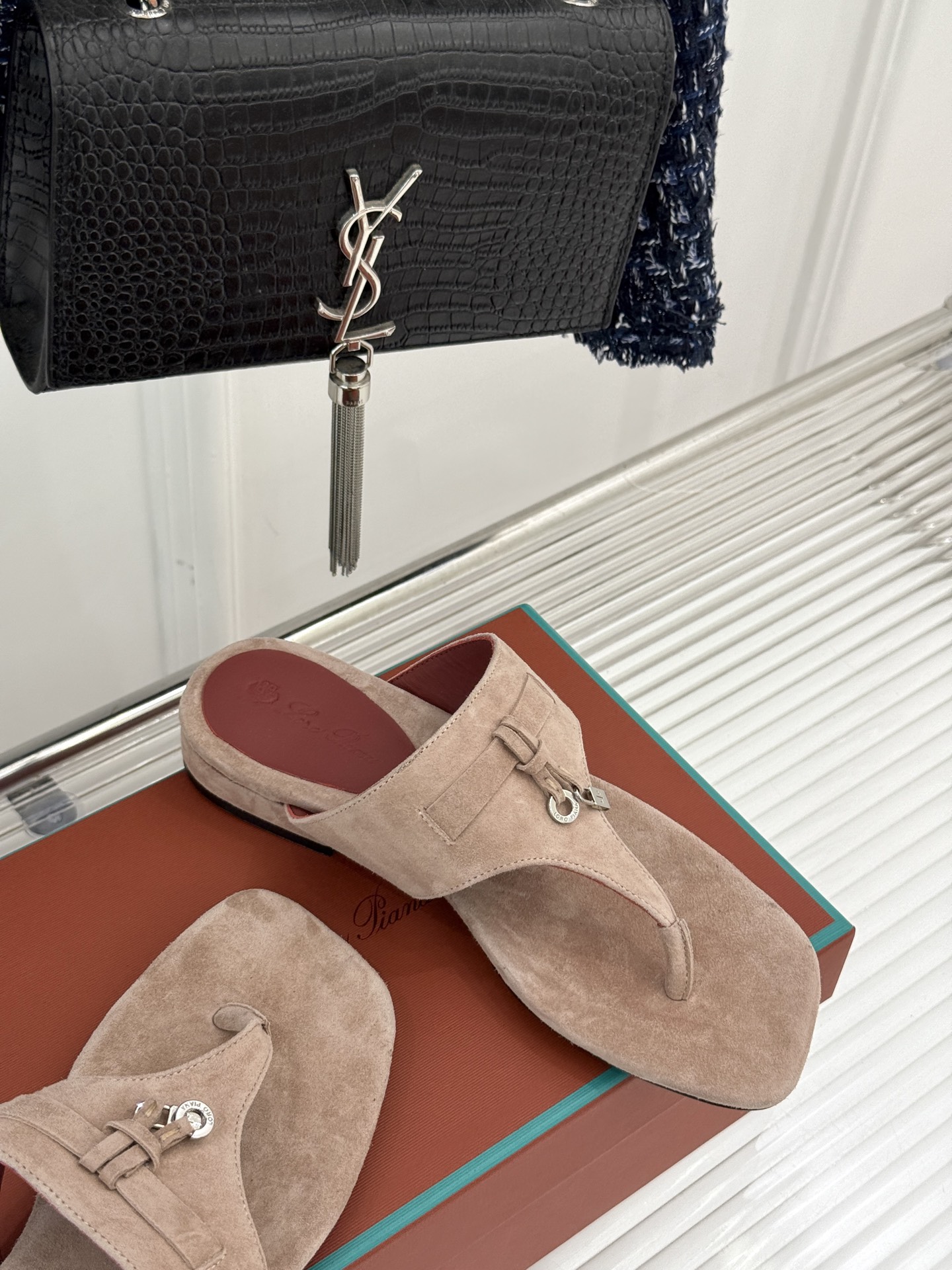 
Loro Piana/ LP  经典复古绝美
吊坠夹脚人字拖鞋
简约即时髦 松弛的高级感
感受夏日感高