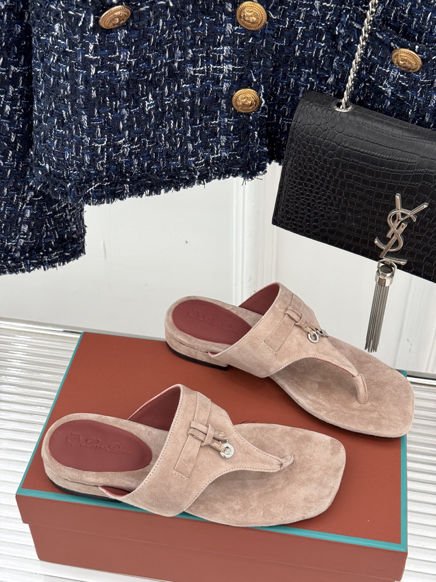 
Loro Piana/ LP  经典复古绝美
吊坠夹脚人字拖鞋
简约即时髦 松弛的高级感
感受夏日感高