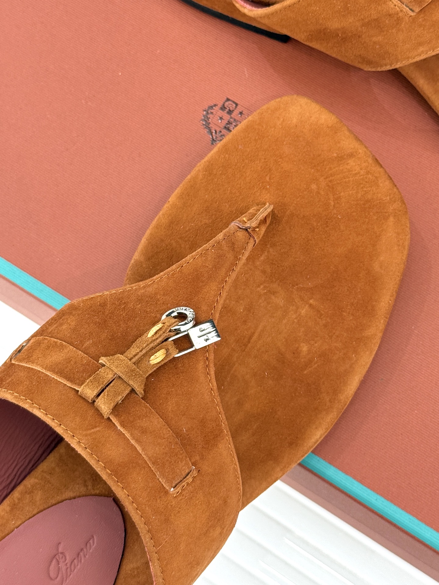 
Loro Piana/ LP  经典复古绝美
吊坠夹脚人字拖鞋
简约即时髦 松弛的高级感
感受夏日感高