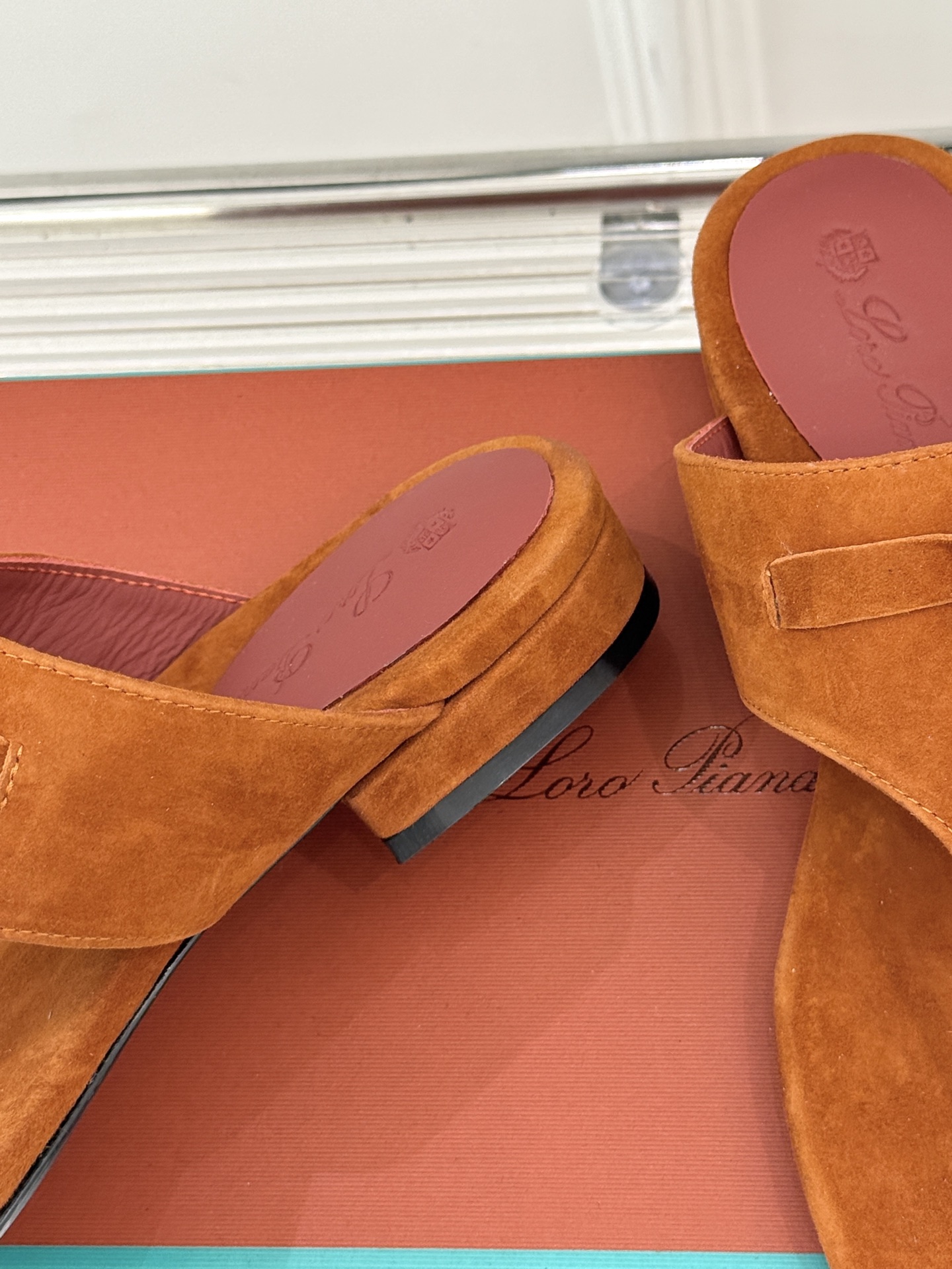 
Loro Piana/ LP  经典复古绝美
吊坠夹脚人字拖鞋
简约即时髦 松弛的高级感
感受夏日感高