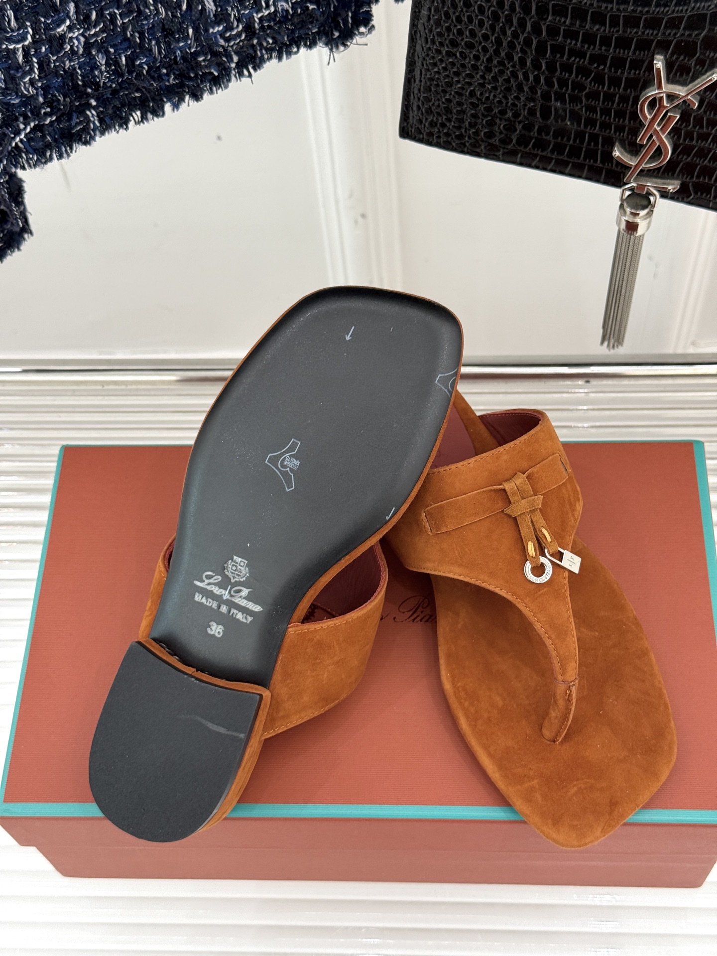 
Loro Piana/ LP  经典复古绝美
吊坠夹脚人字拖鞋
简约即时髦 松弛的高级感
感受夏日感高