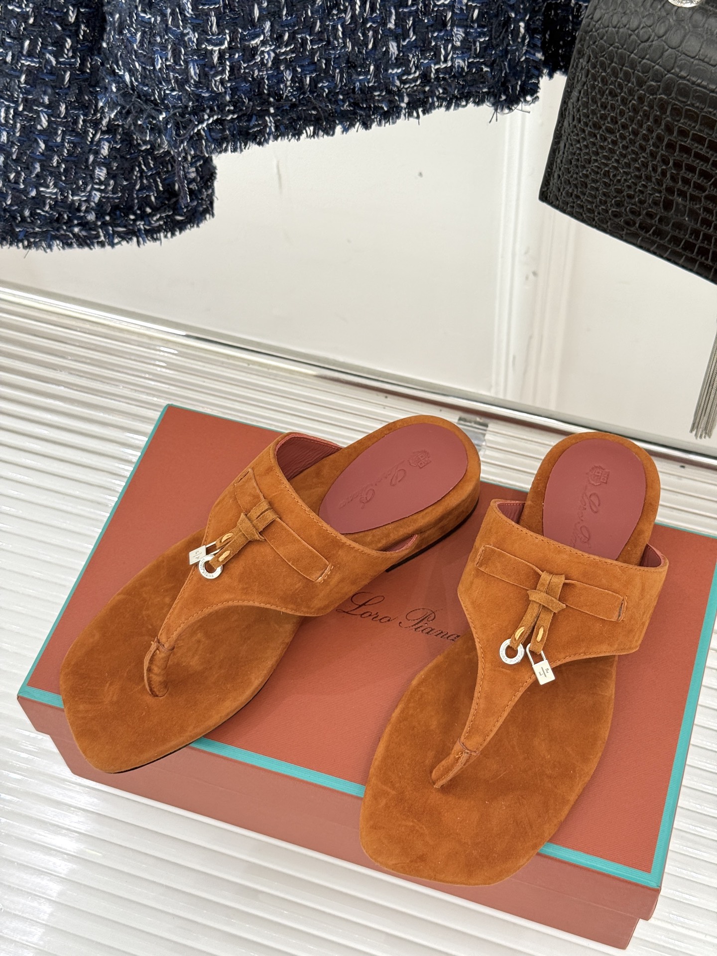 
Loro Piana/ LP  经典复古绝美
吊坠夹脚人字拖鞋
简约即时髦 松弛的高级感
感受夏日感高