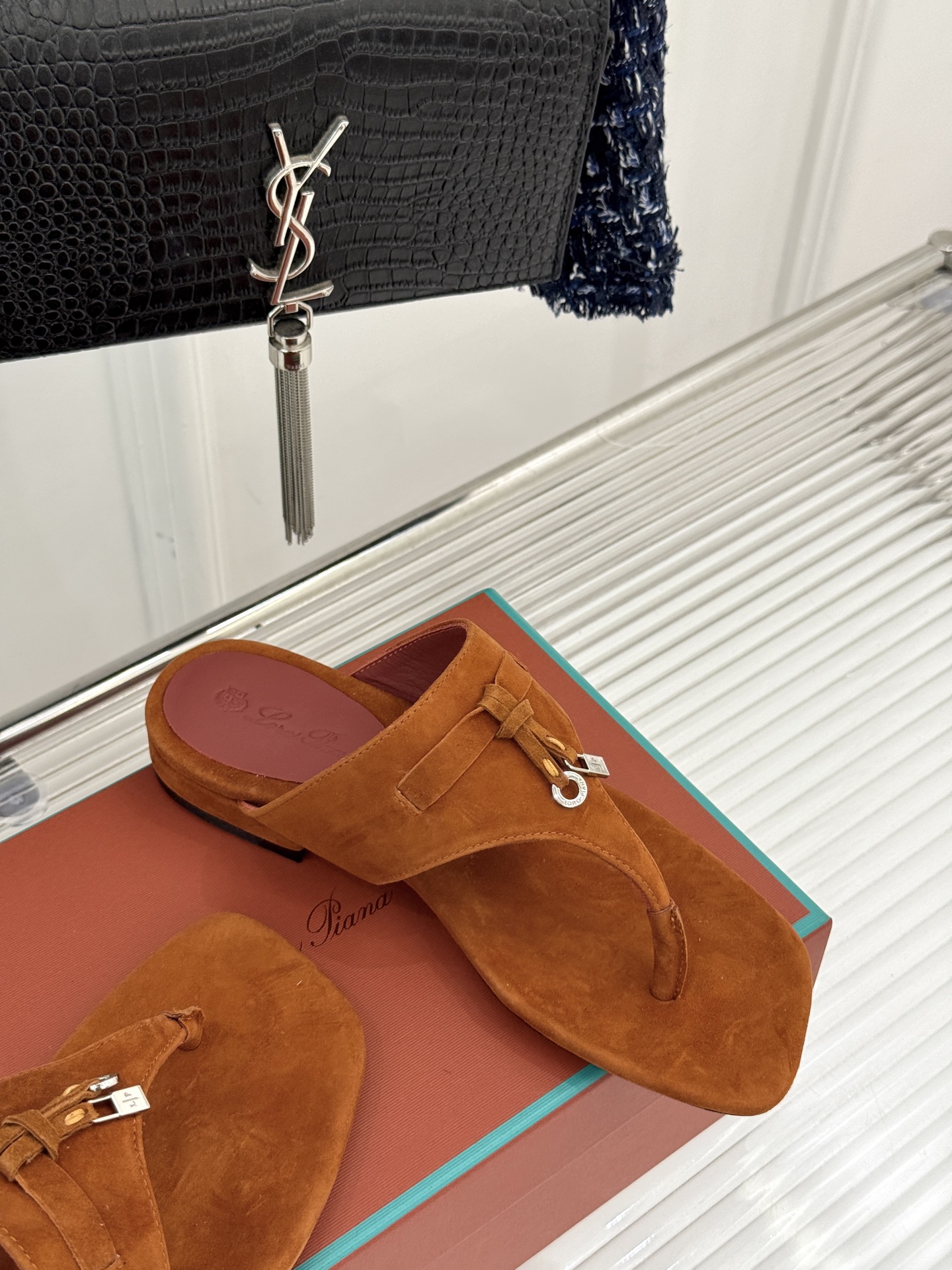 
Loro Piana/ LP  经典复古绝美
吊坠夹脚人字拖鞋
简约即时髦 松弛的高级感
感受夏日感高