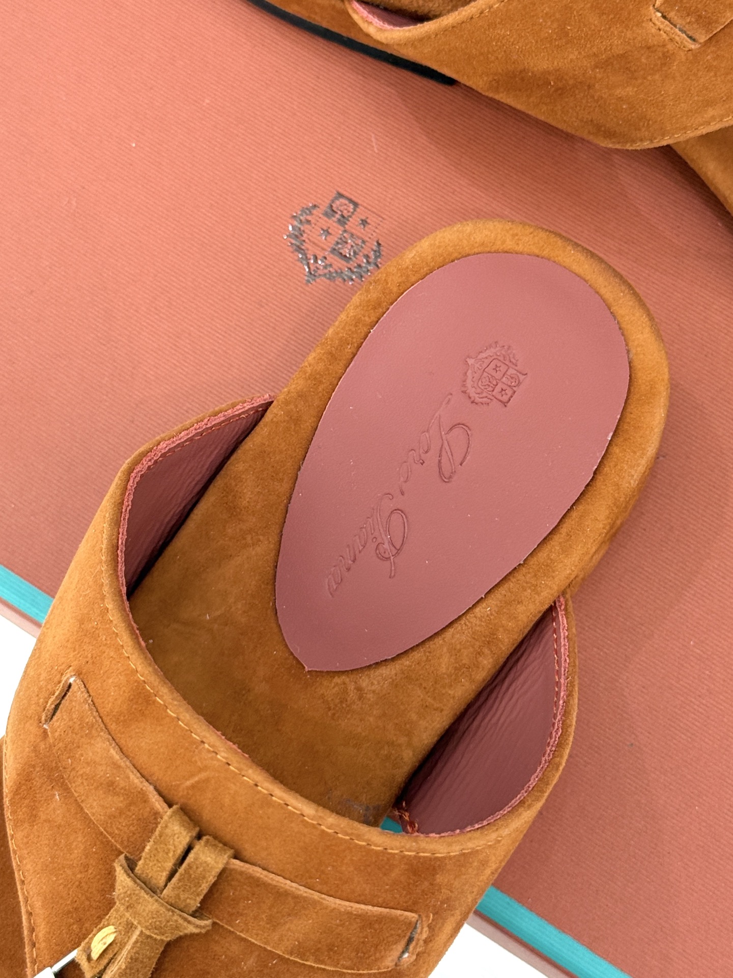 
Loro Piana/ LP  经典复古绝美
吊坠夹脚人字拖鞋
简约即时髦 松弛的高级感
感受夏日感高