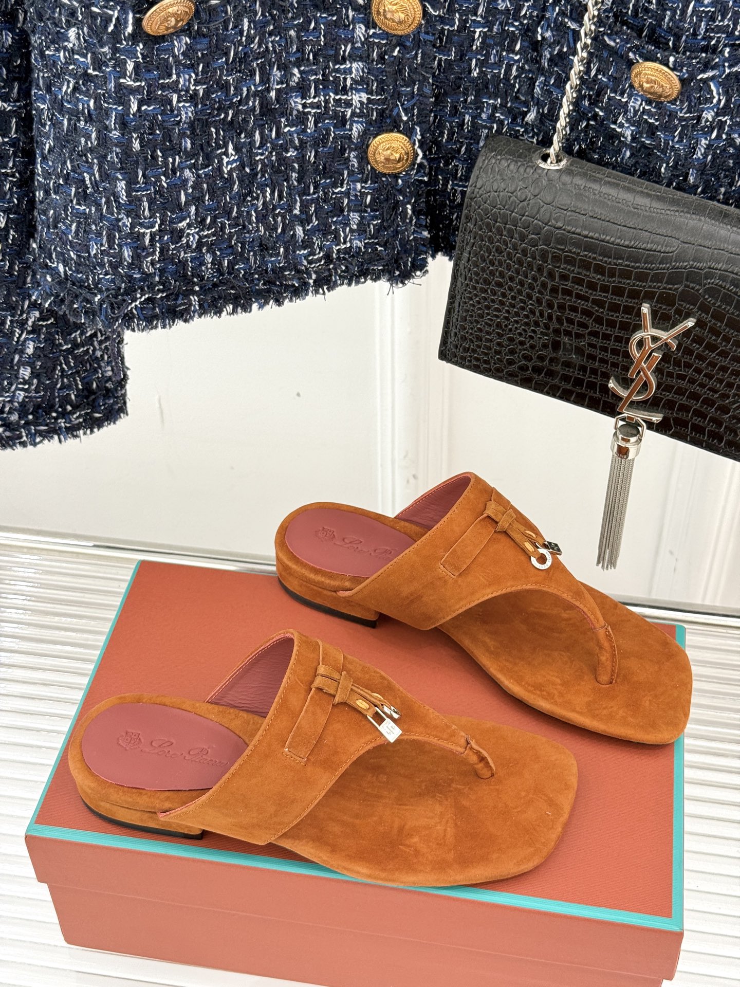 
Loro Piana/ LP  经典复古绝美
吊坠夹脚人字拖鞋
简约即时髦 松弛的高级感
感受夏日感高
